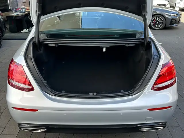 Mercedes-Benz E view 8