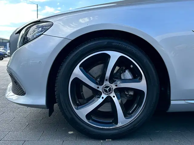 Mercedes-Benz E view 9