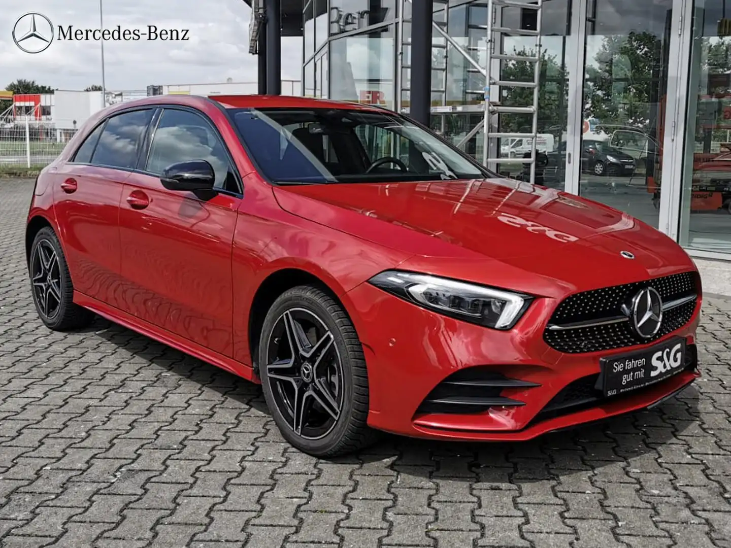 Mercedes-Benz A 250 e Kompaktlimousine AMG MBUX+RüKam+AHK+18 Rood - 2
