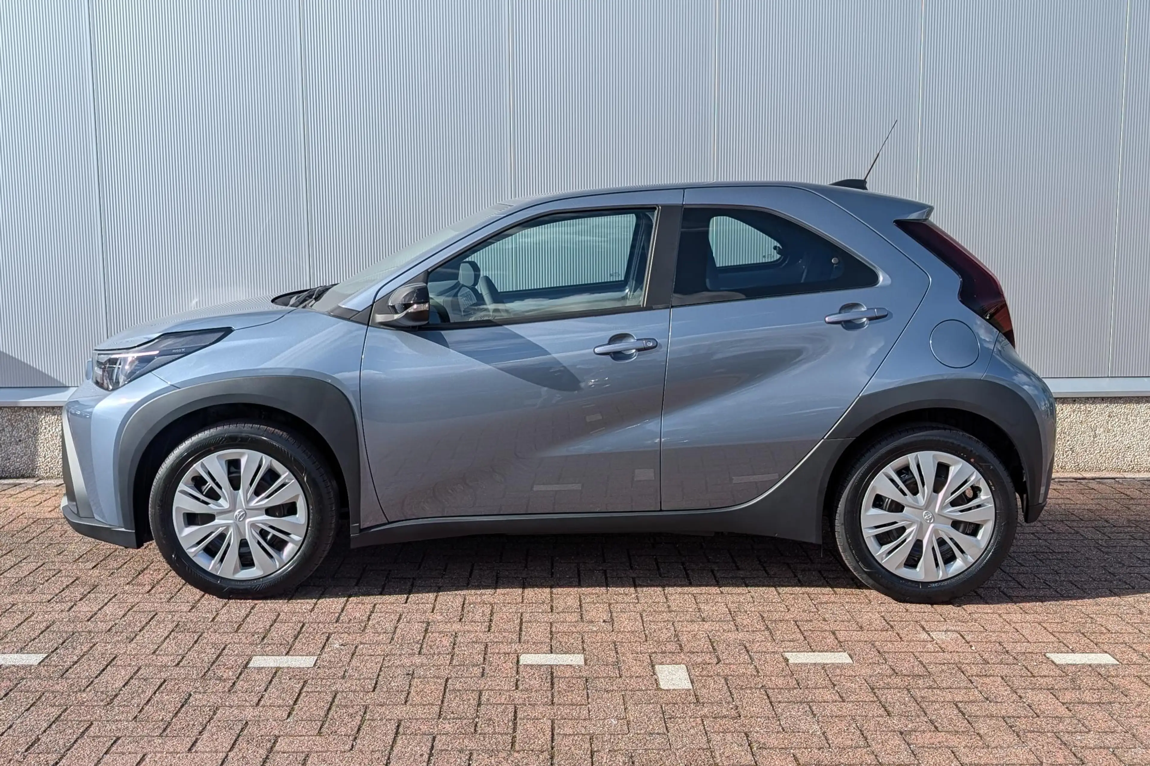 Toyota Aygo X Hybrid 115 play € 1000 inruilpremie, Snel leverbaa — photo 4