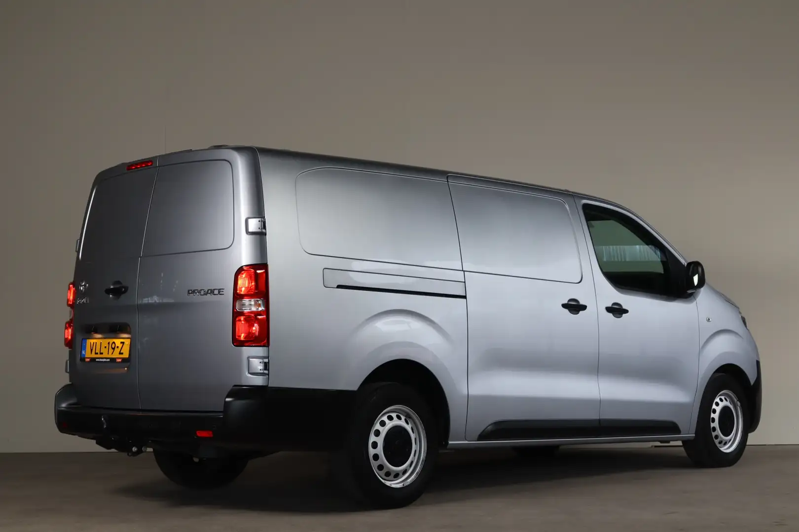 Toyota Proace Worker 2.0 D-4D Navigator Long - NL- Auto!! Carpla Gris - 2