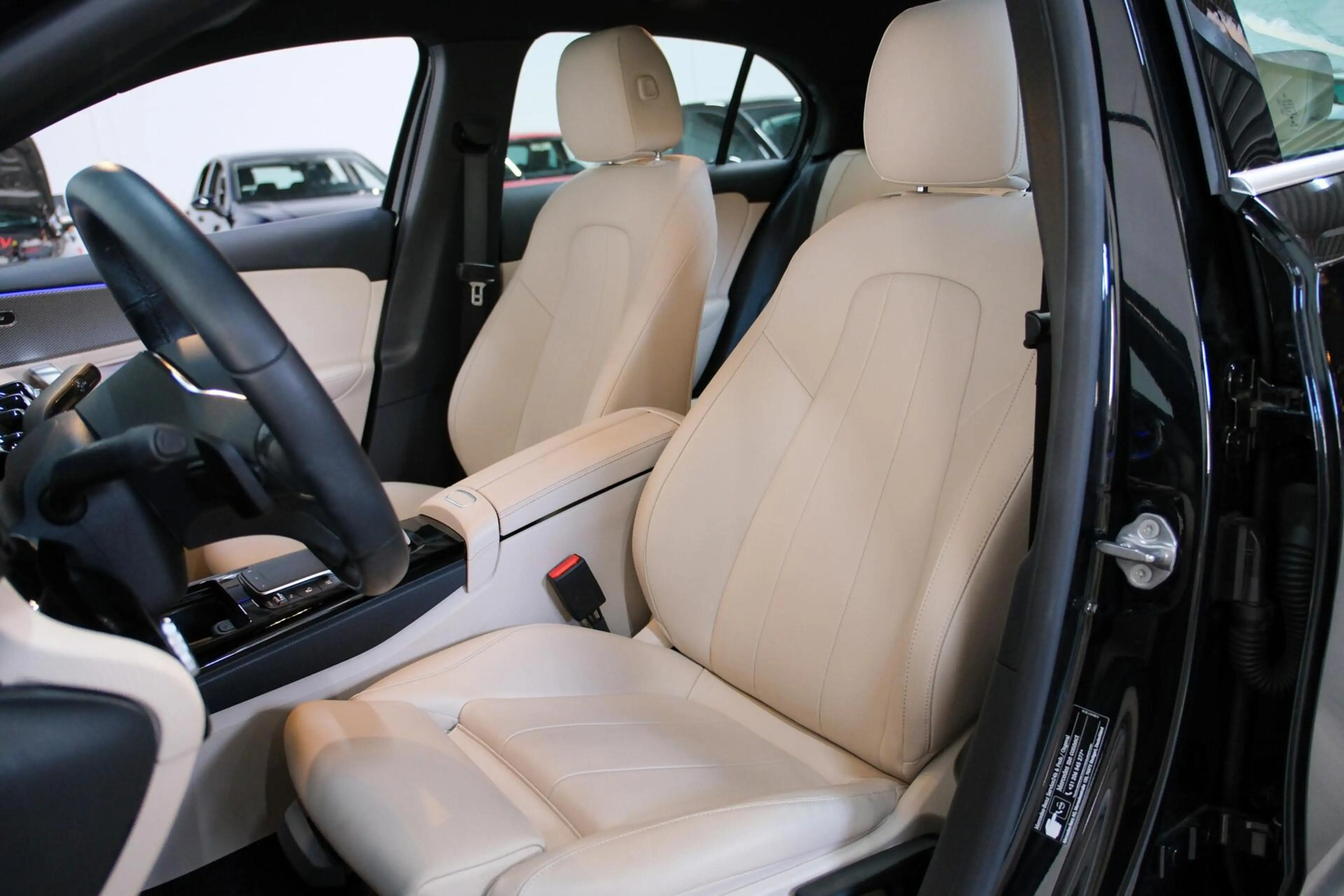 Mercedes-Benz A 250 e Business Solution AMG | Beige Leder — photo 8