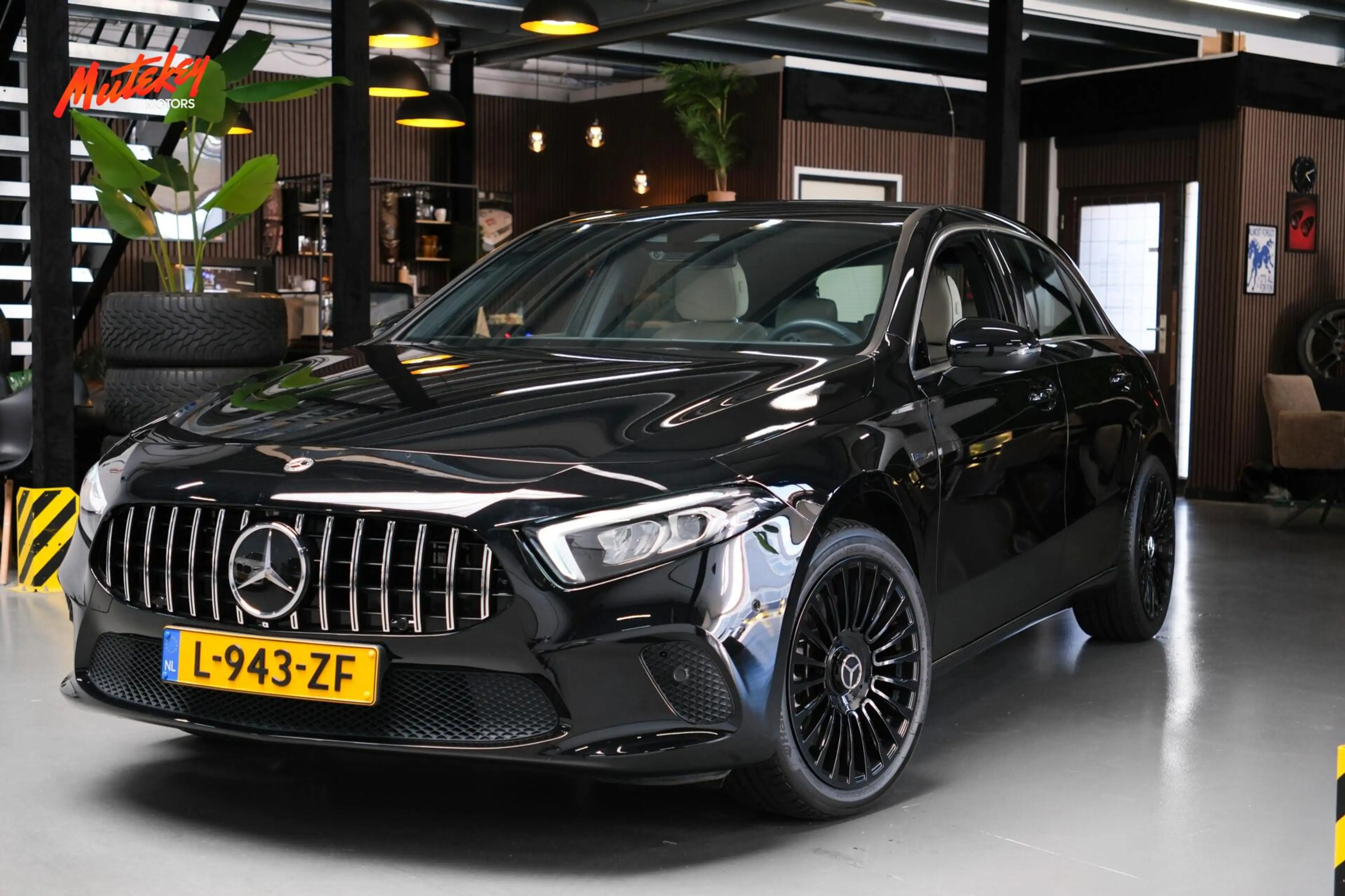 Mercedes-Benz A 250 e Business Solution AMG | Beige Leder
