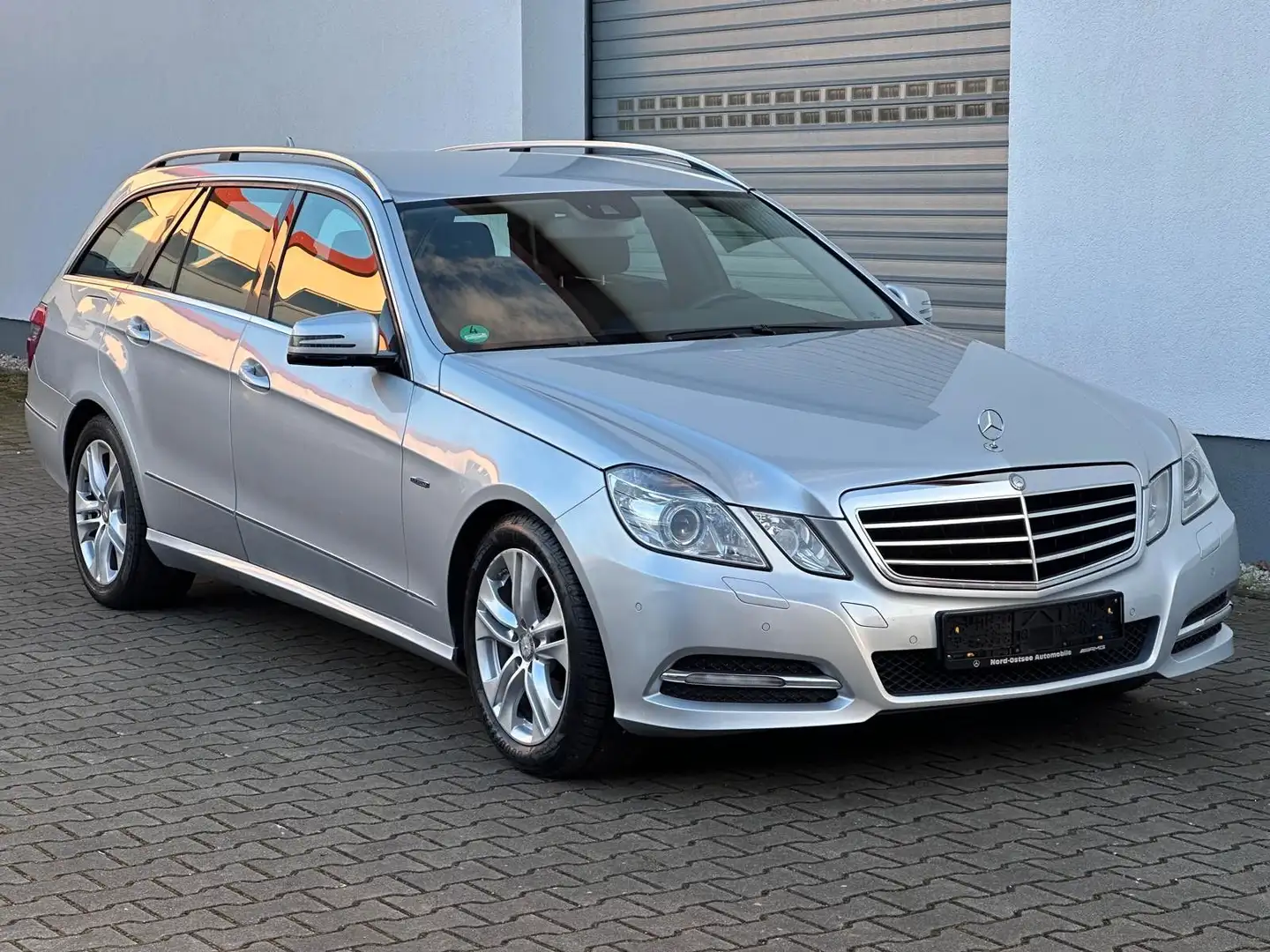 Mercedes-Benz E 200 Avantgarde T CGI BlueEfficiency Silber - 1