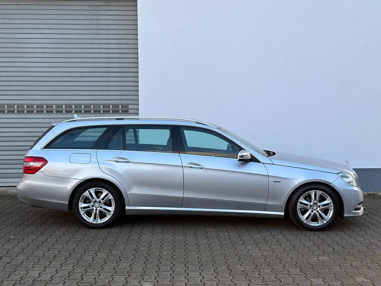 Mercedes-Benz E 200 Avantgarde T CGI BlueEfficiency Silber - 2