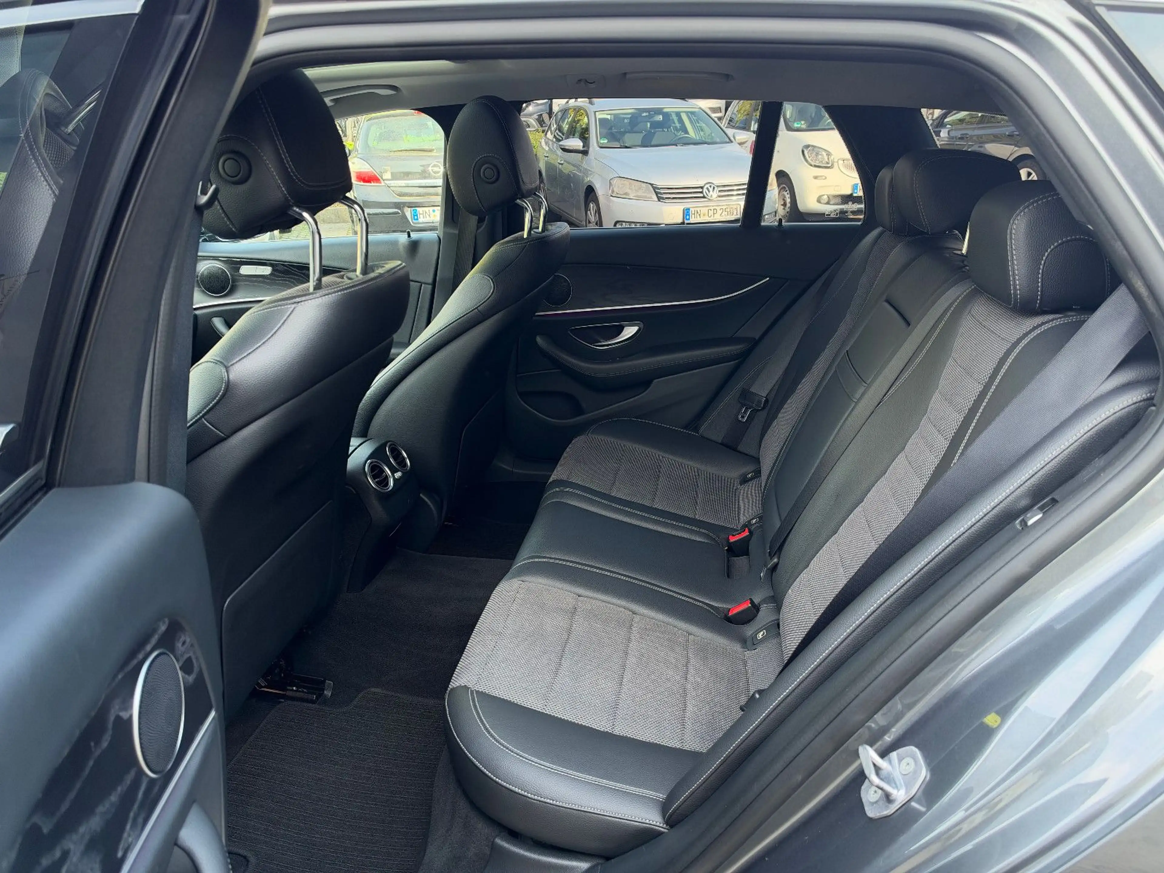 Mercedes-Benz E 220 d T Automatik/LED/EURO6 — photo 20