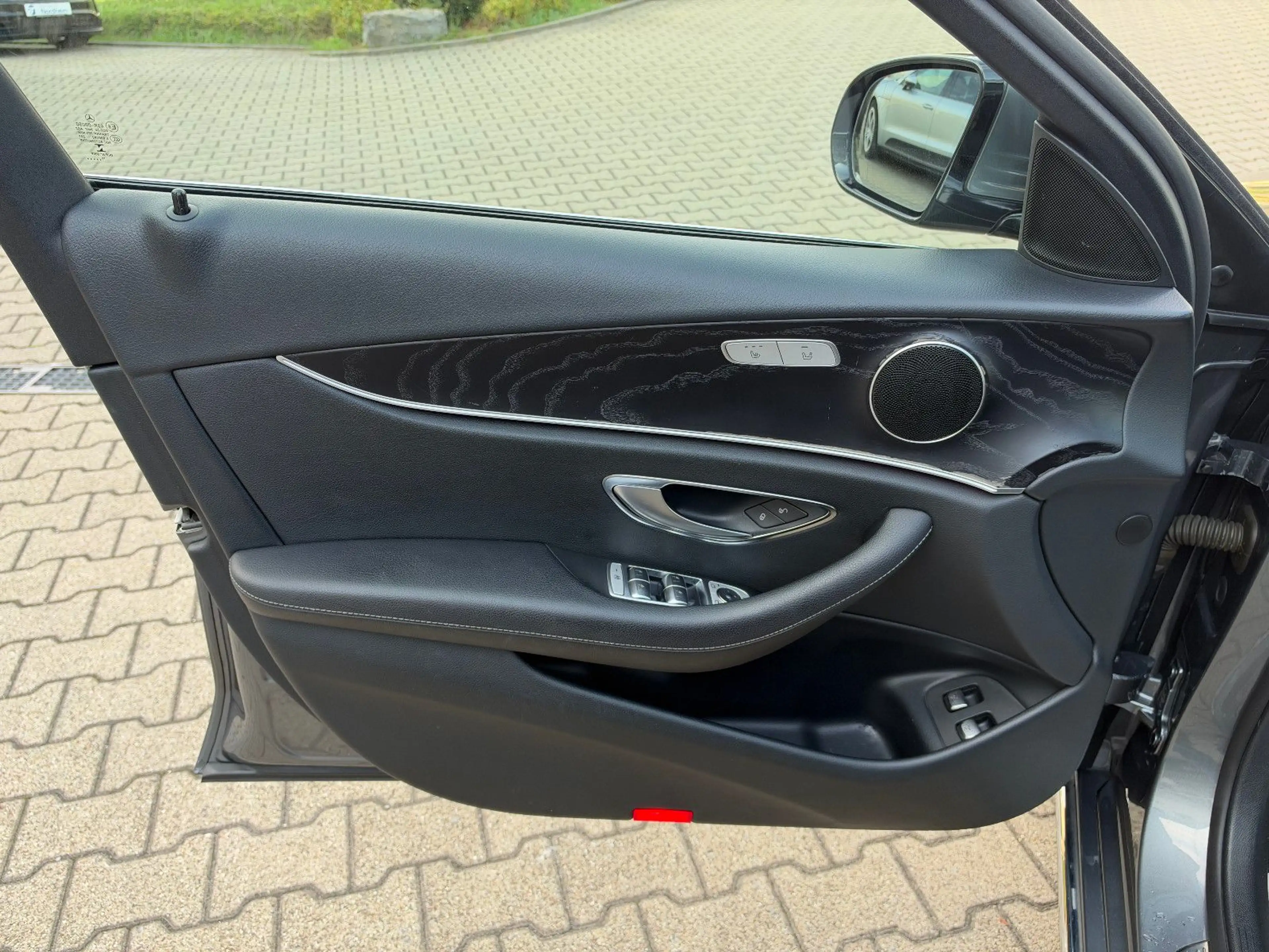 Mercedes-Benz E 220 d T Automatik/LED/EURO6 — photo 16