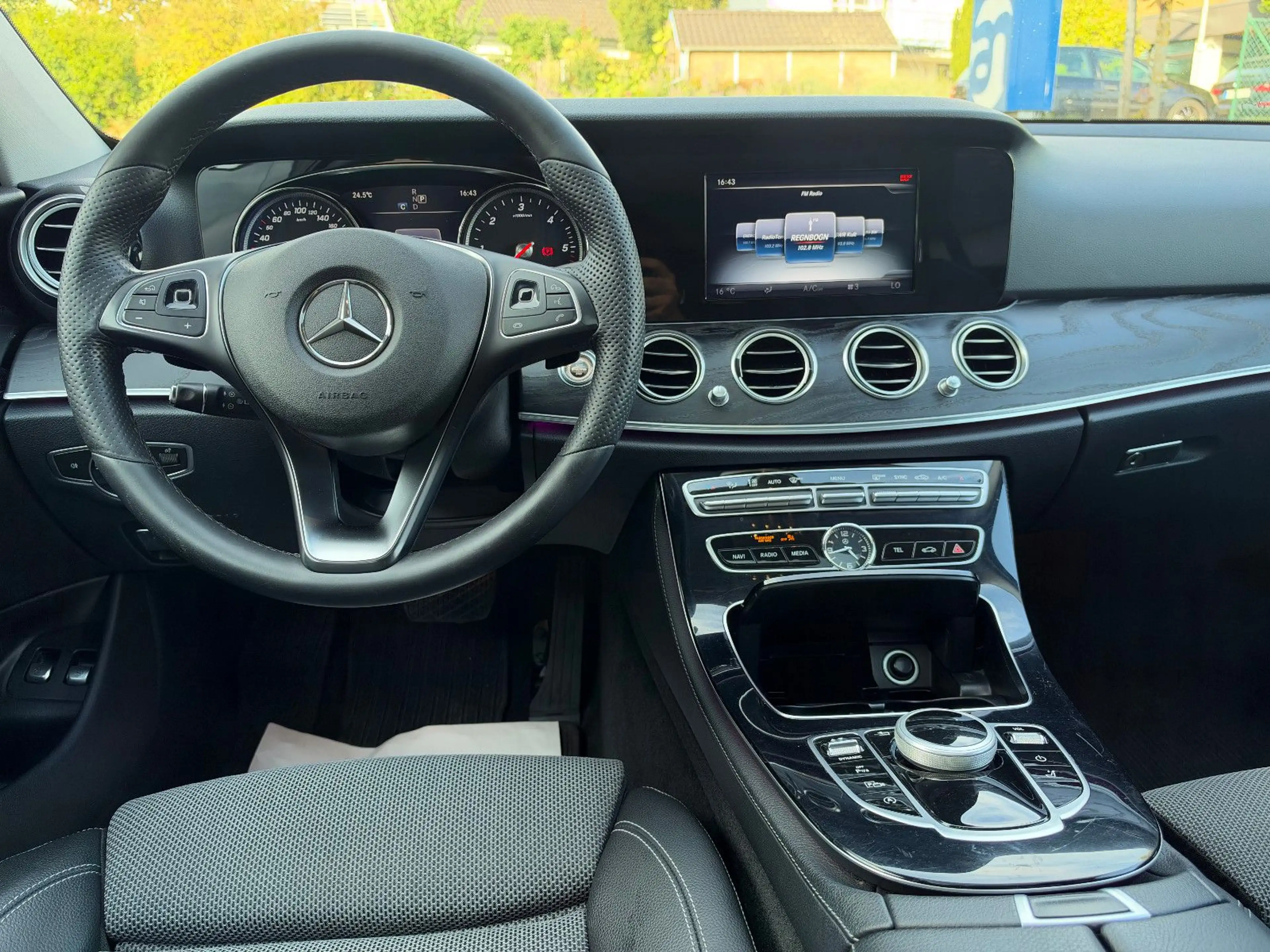 Mercedes-Benz E 220 d T Automatik/LED/EURO6 — photo 10