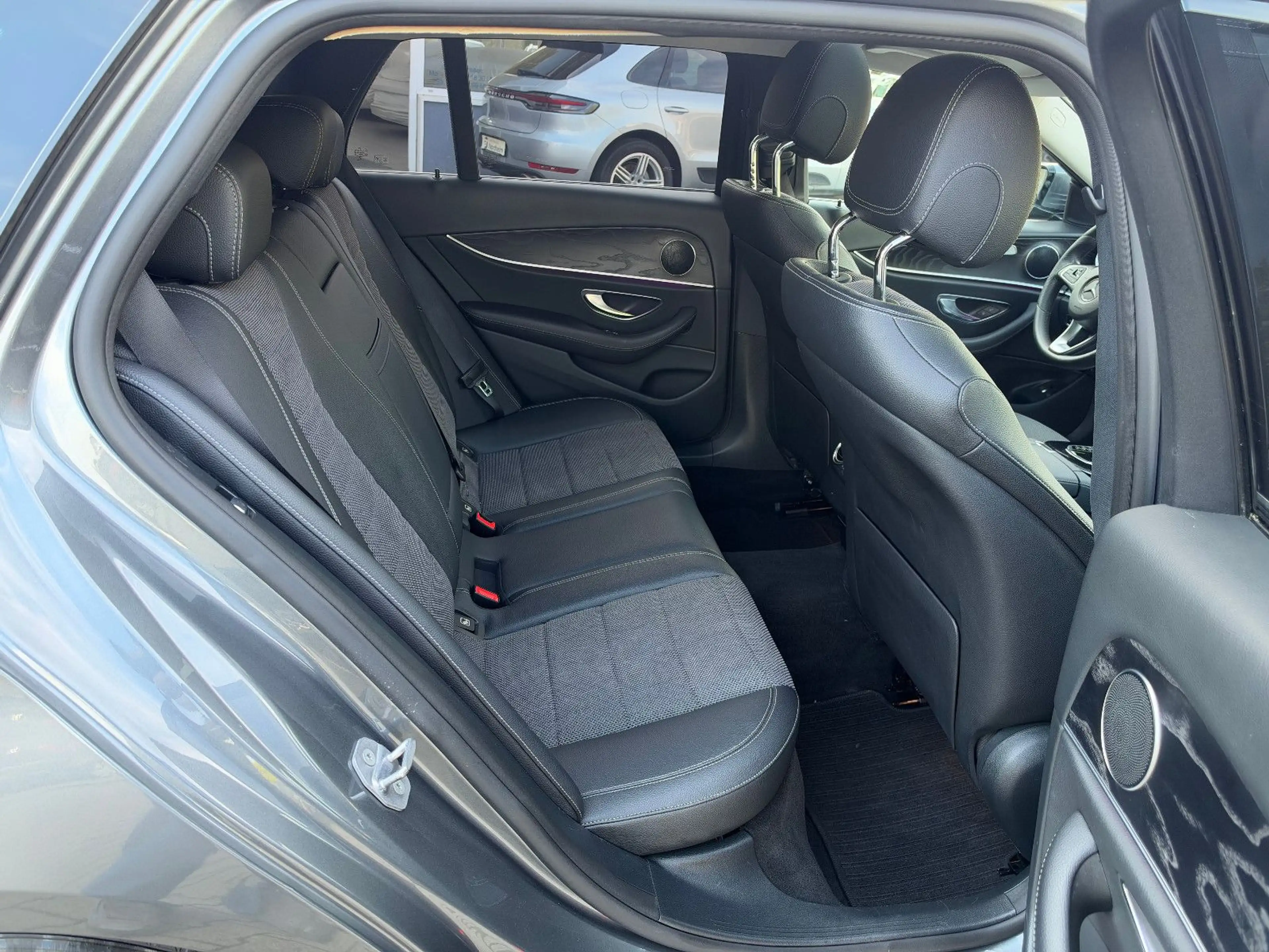 Mercedes-Benz E 220 d T Automatik/LED/EURO6 — photo 18