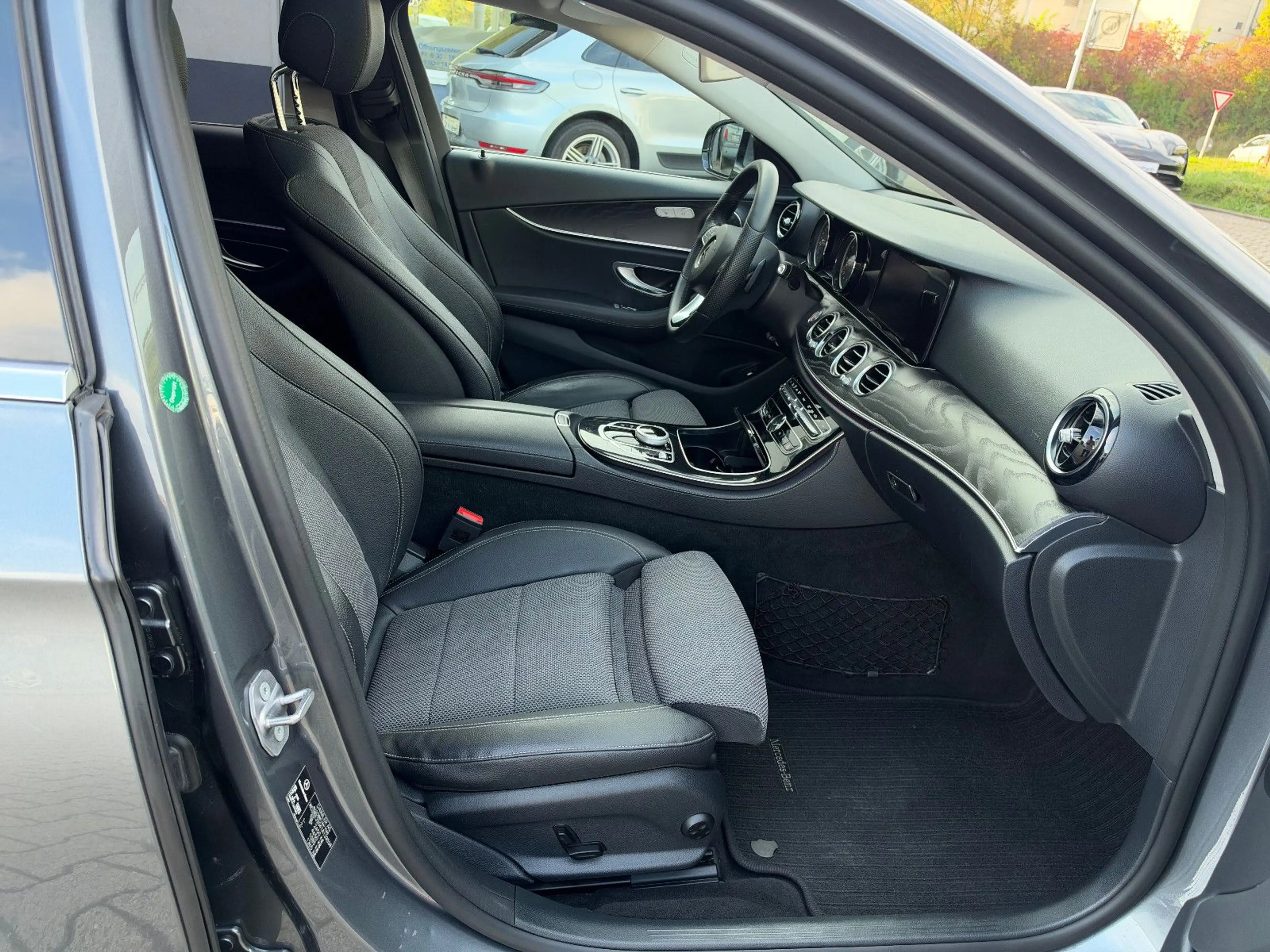 Mercedes-Benz E 220 d T Automatik/LED/EURO6 — photo 17