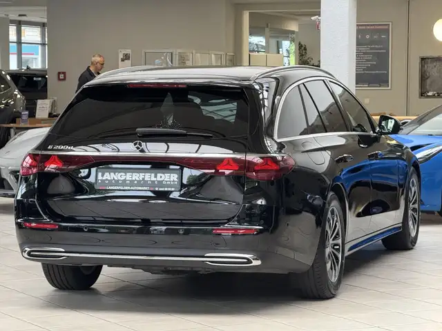 Mercedes-Benz E view 3