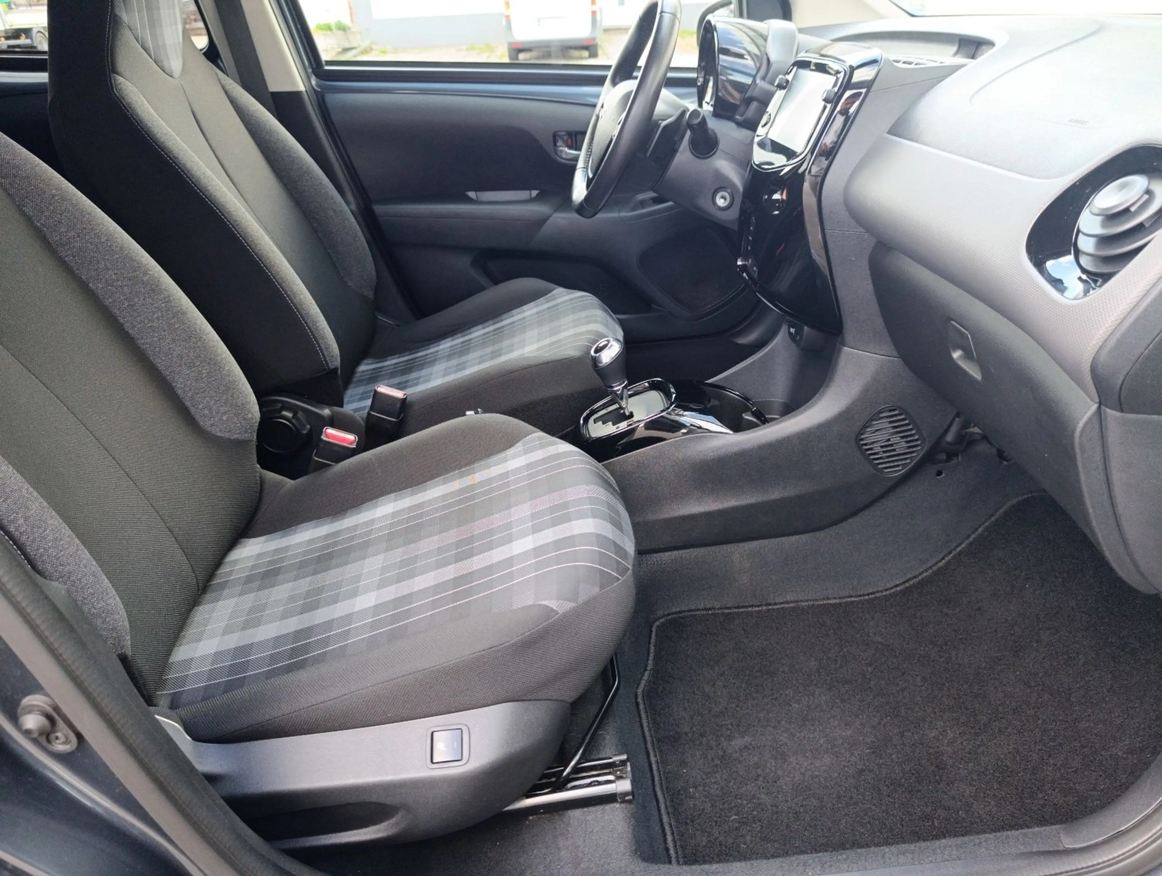 Peugeot 108 Allure Automatik SHZ Klima Car/Play — photo 11