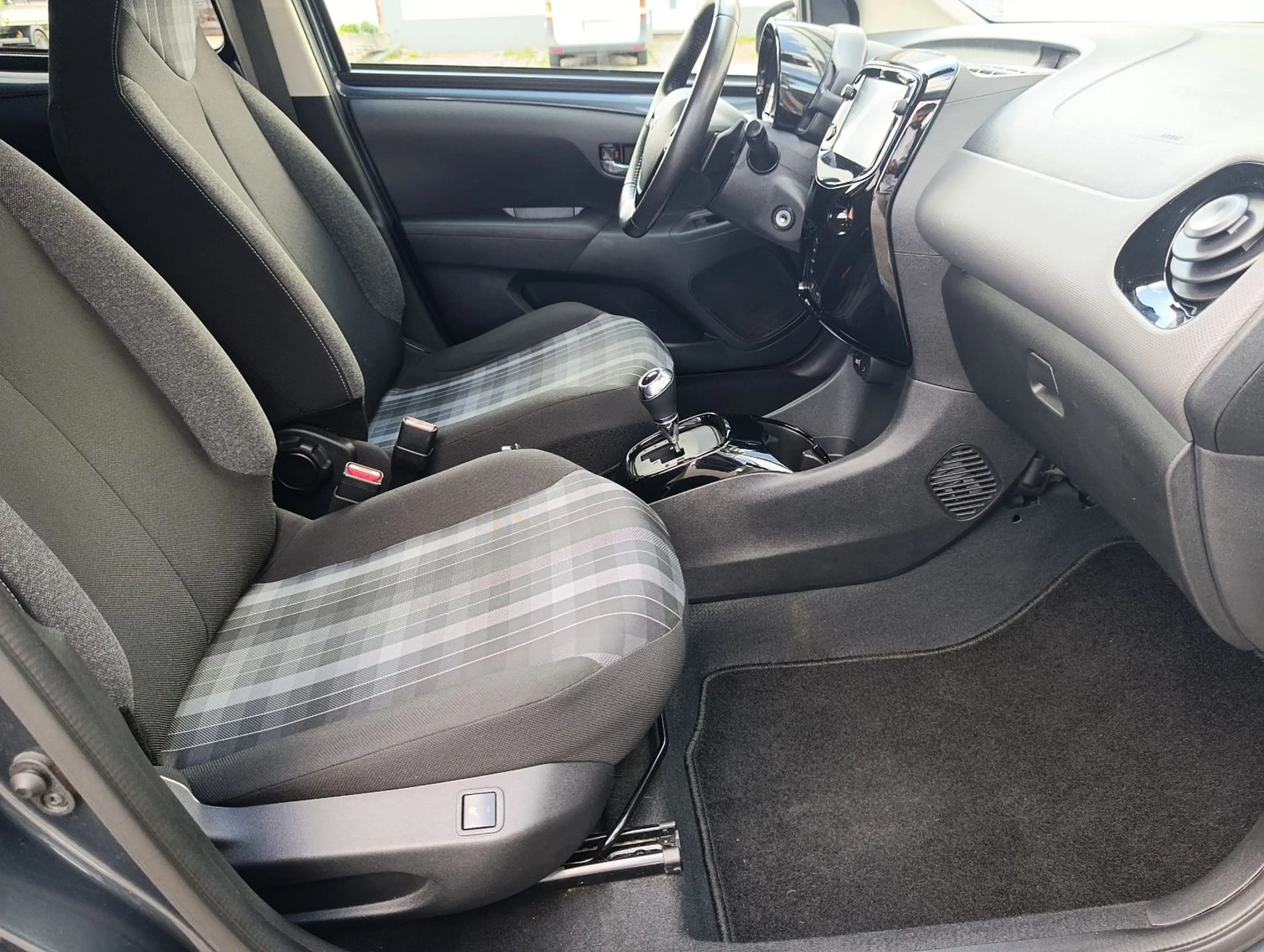 Peugeot 108 Allure Automatik SHZ Klima Car/Play — photo 12