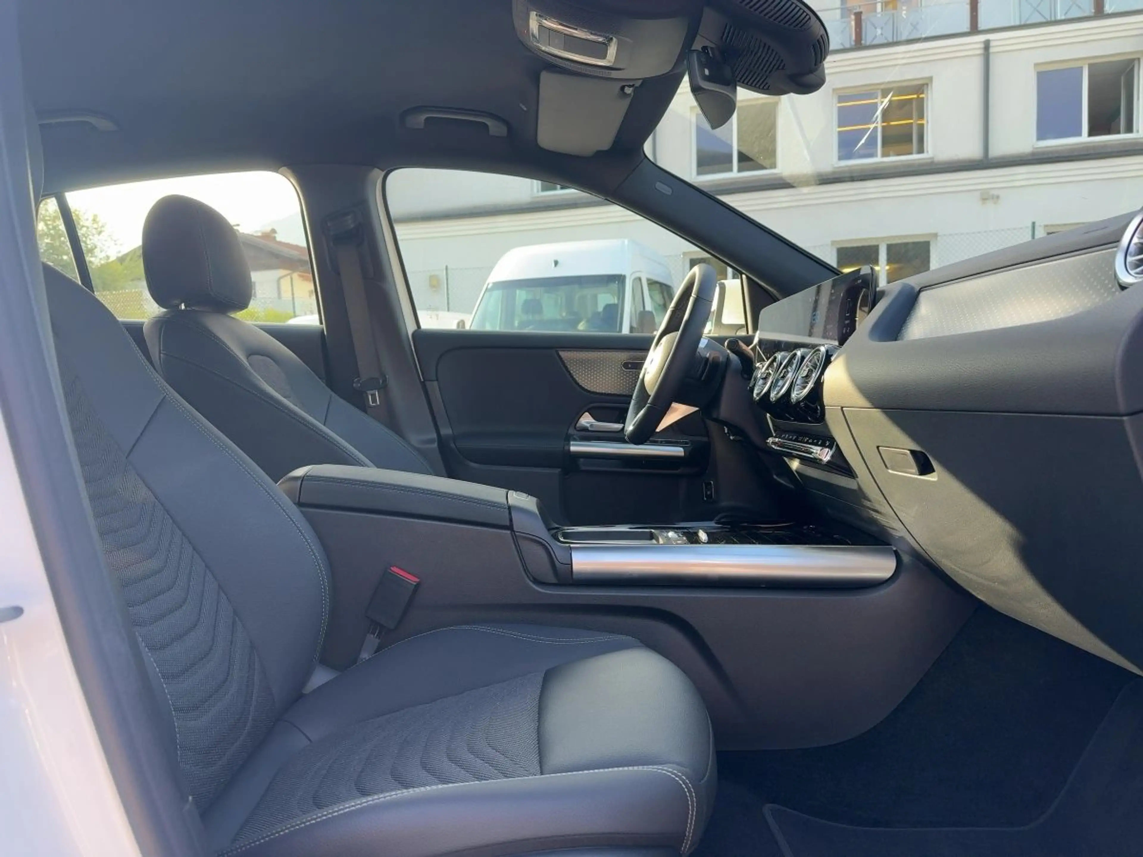 Mercedes-Benz EQA 250 + *Ambiente*Navi* — photo 11