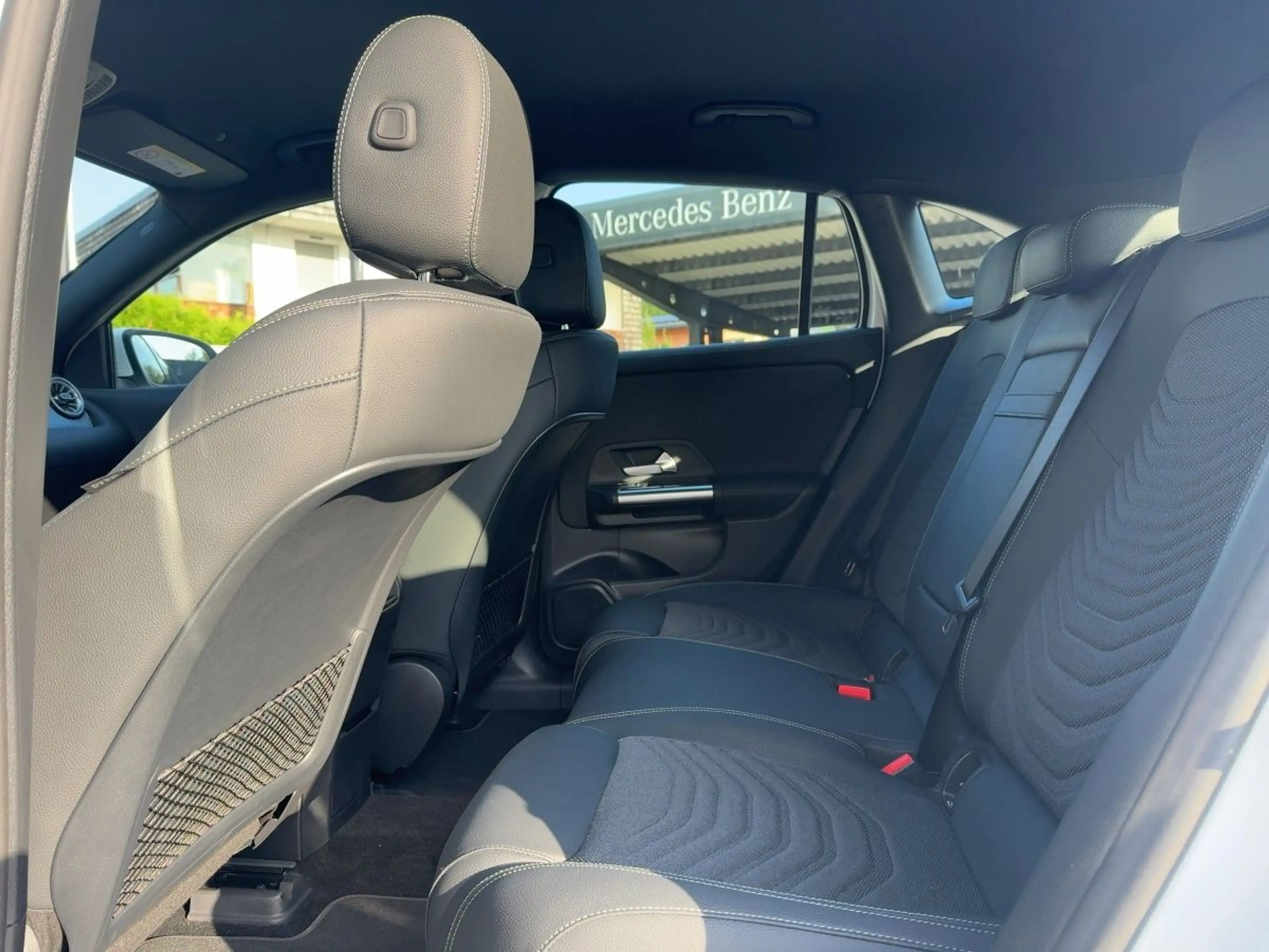 Mercedes-Benz EQA 250 + *Ambiente*Navi* — photo 5