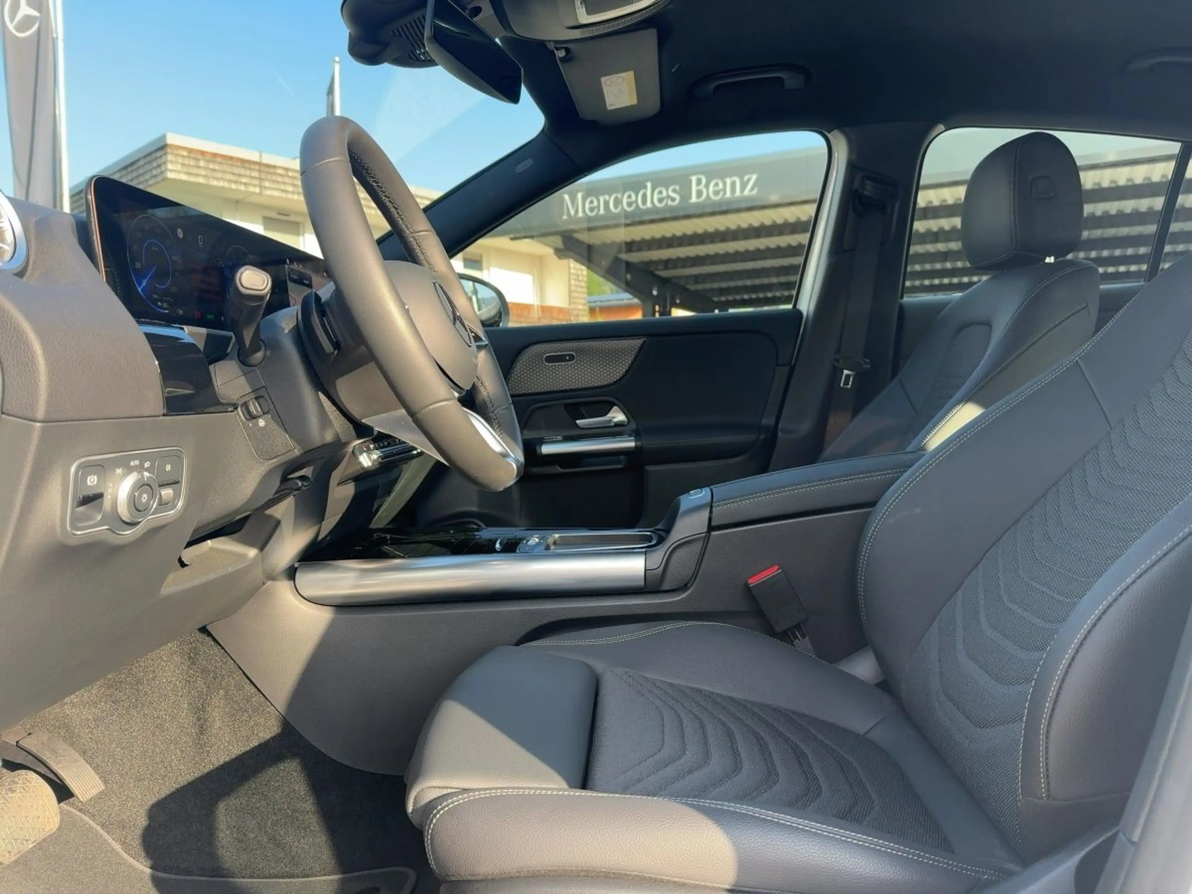 Mercedes-Benz EQA 250 + *Ambiente*Navi* — photo 3