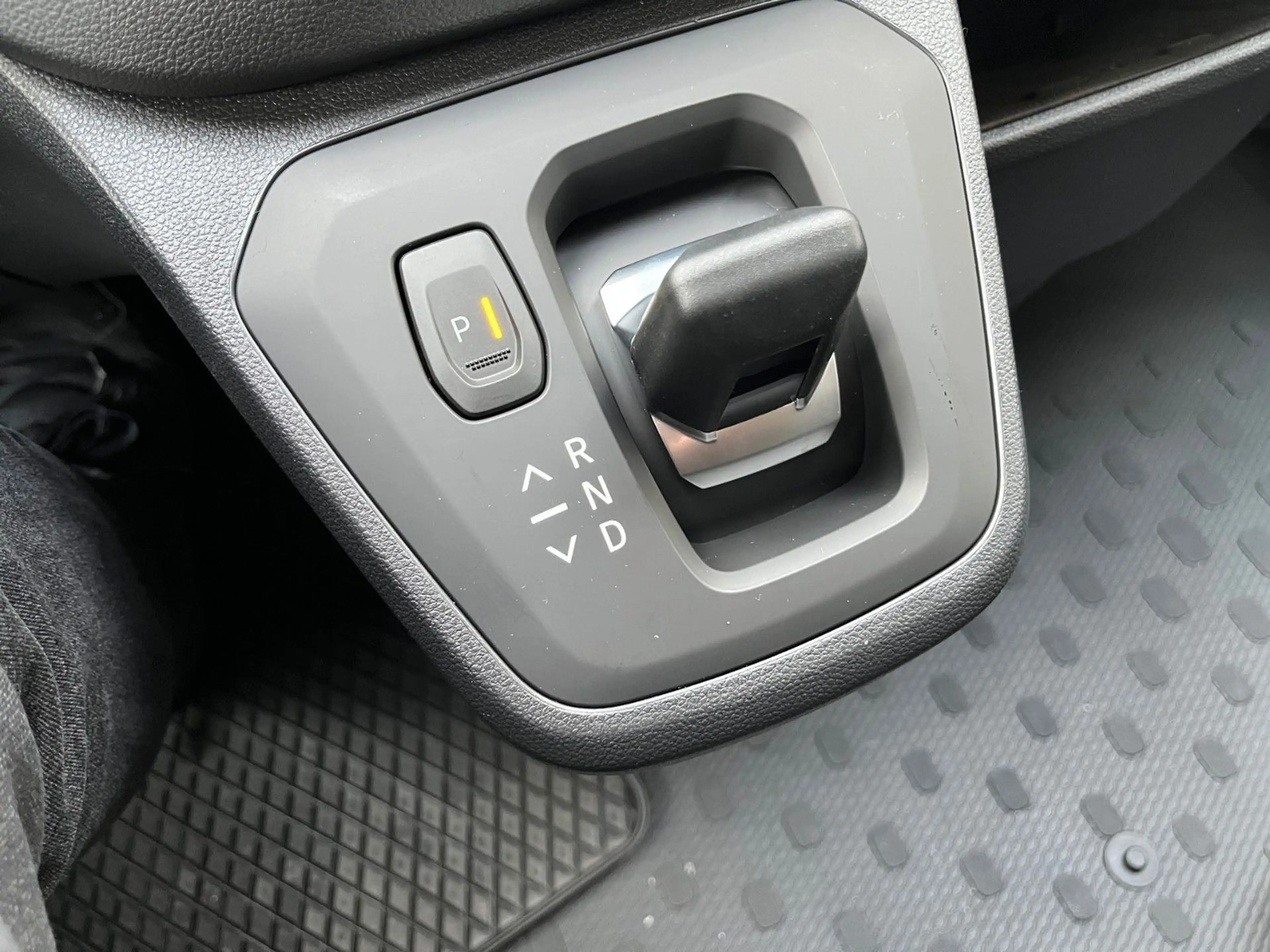Nissan Primastar Kombi L2H1 AT Navi Tekna 8-sitzer — photo 15
