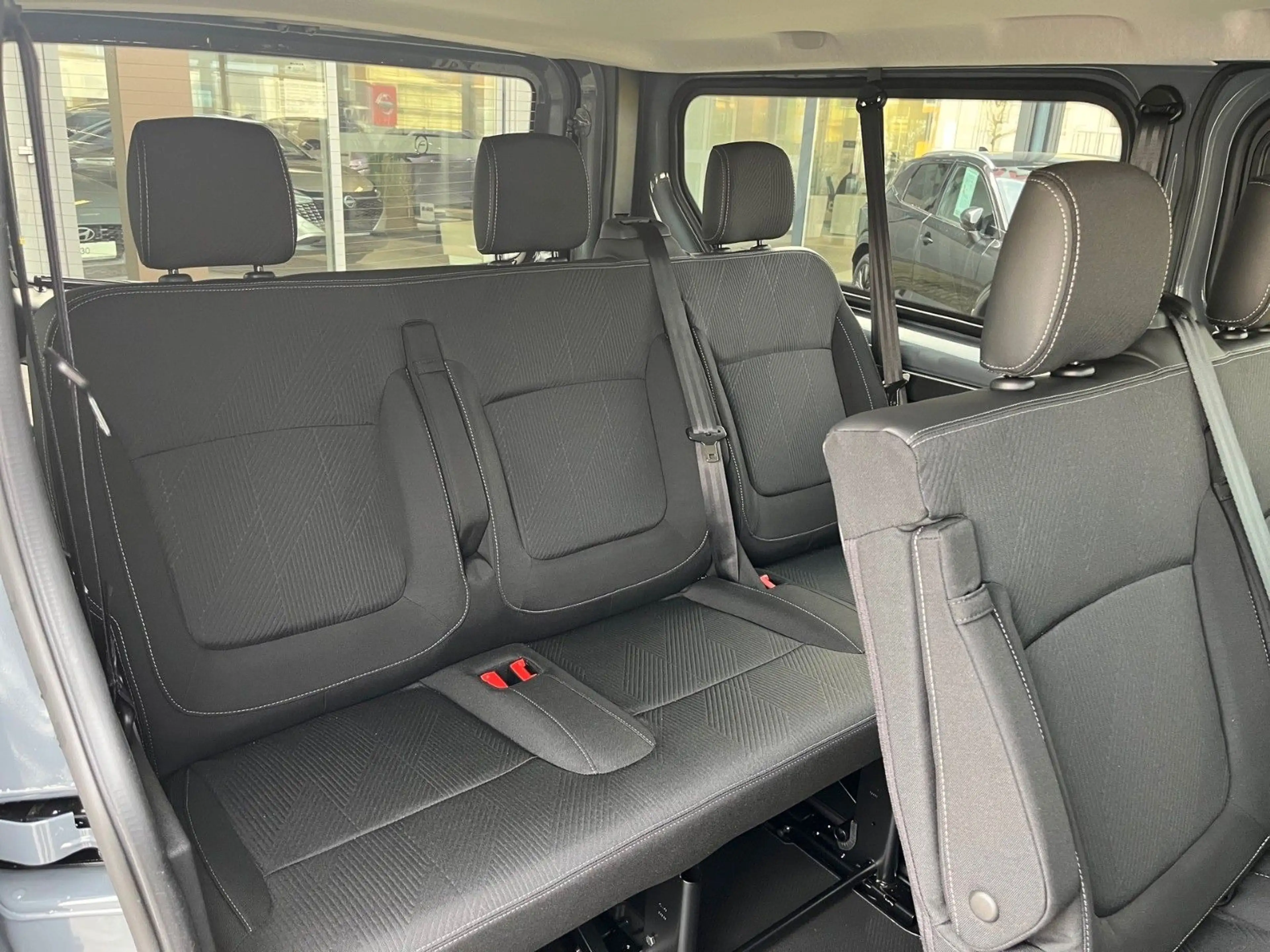 Nissan Primastar Kombi L2H1 AT Navi Tekna 8-sitzer — photo 8