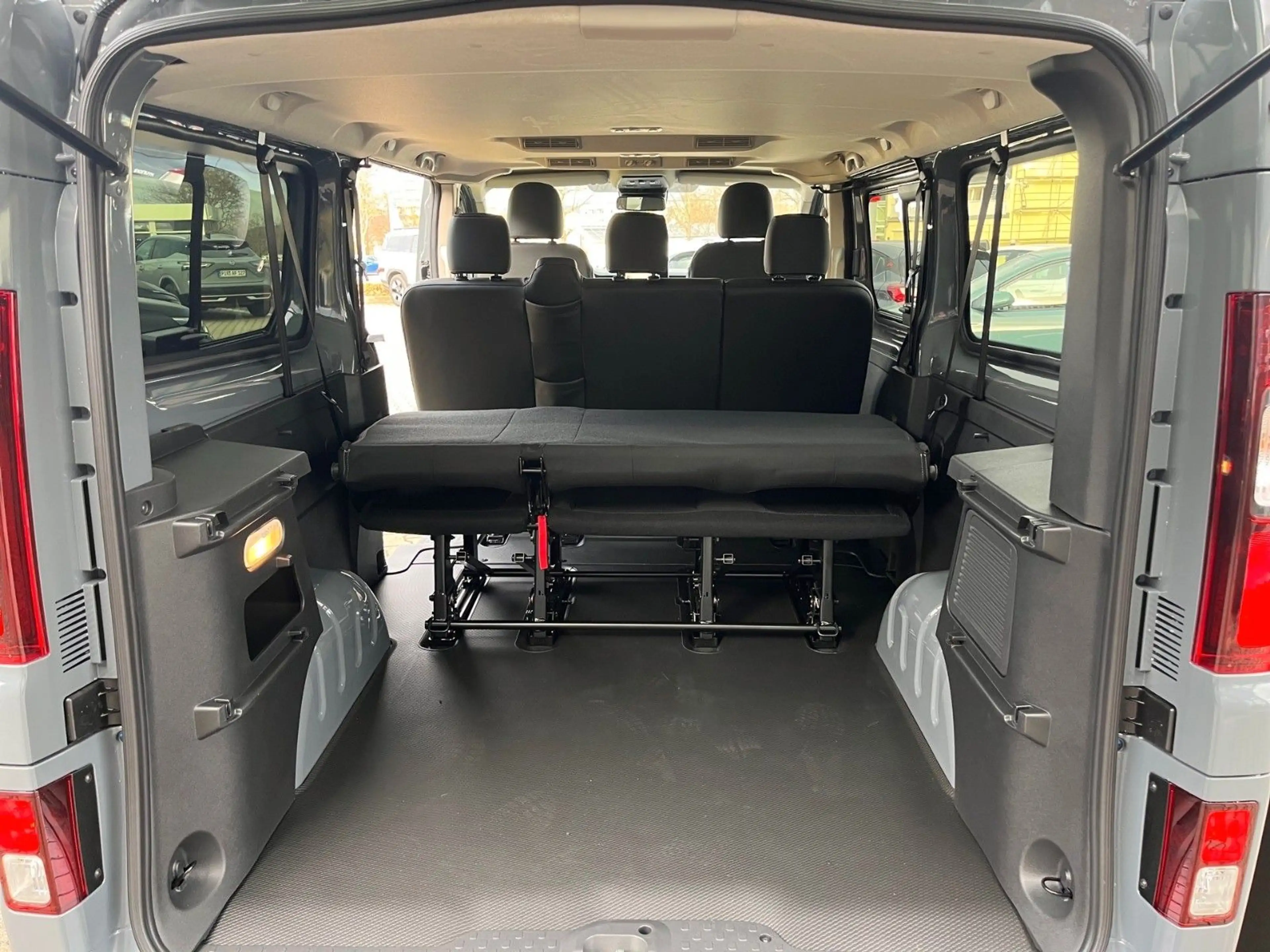 Nissan Primastar Kombi L2H1 AT Navi Tekna 8-sitzer — photo 10