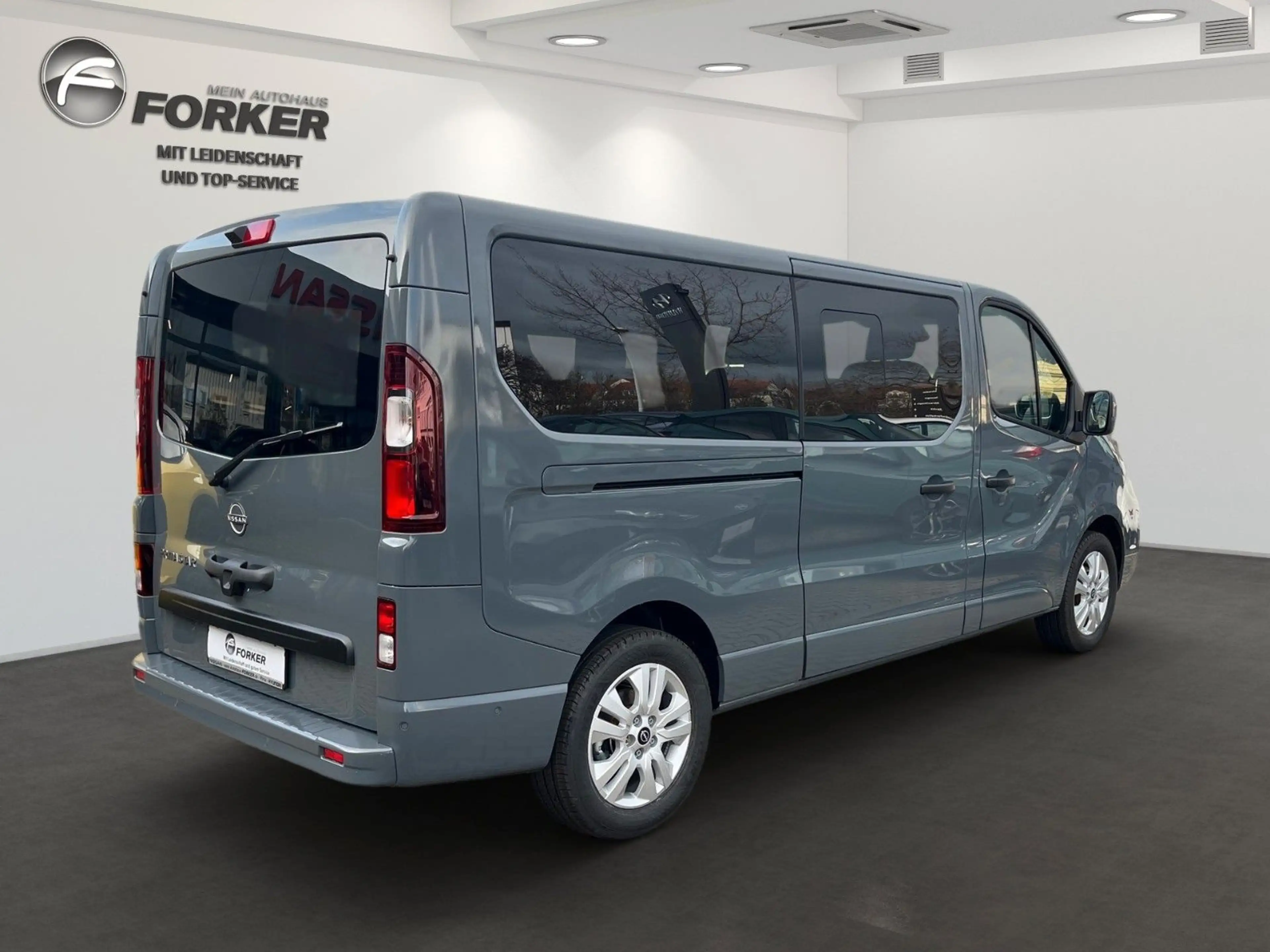 Nissan Primastar Kombi L2H1 AT Navi Tekna 8-sitzer — photo 3