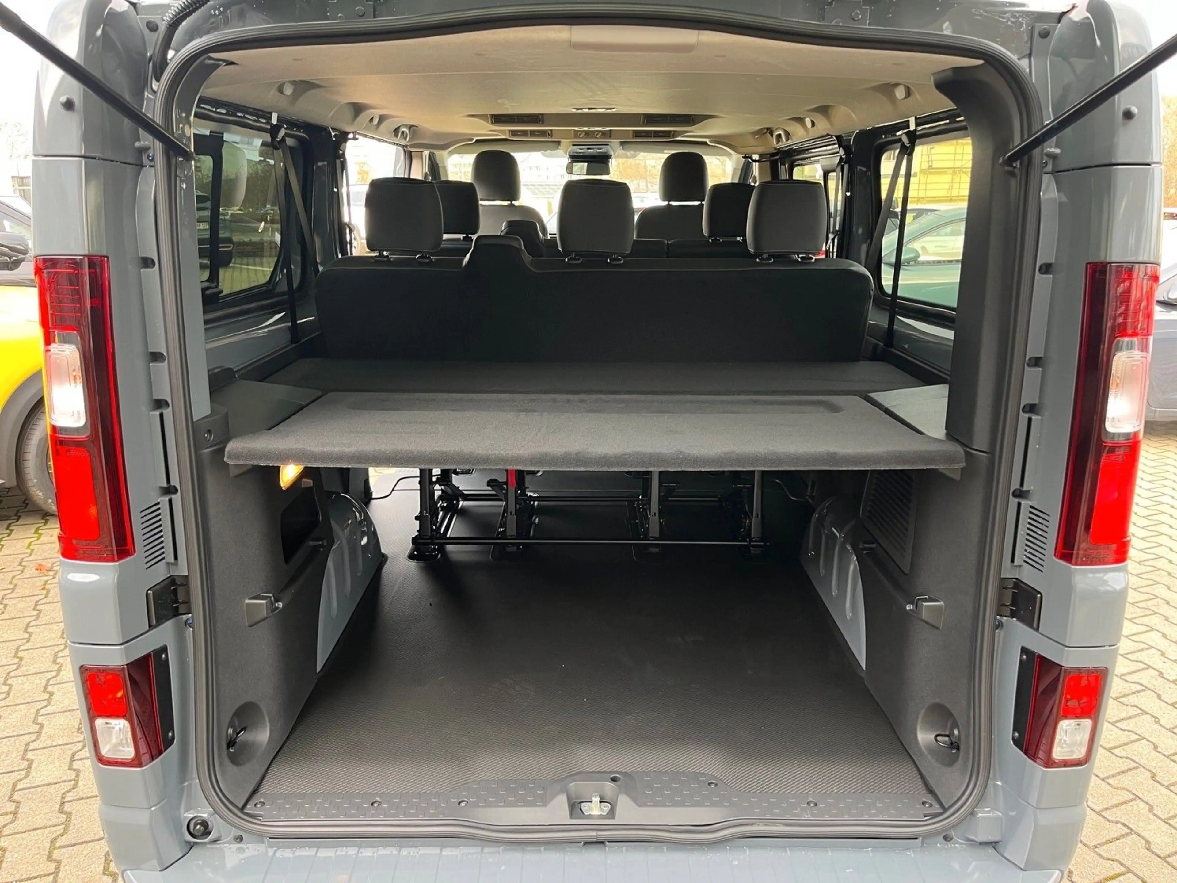 Nissan Primastar Kombi L2H1 AT Navi Tekna 8-sitzer — photo 9