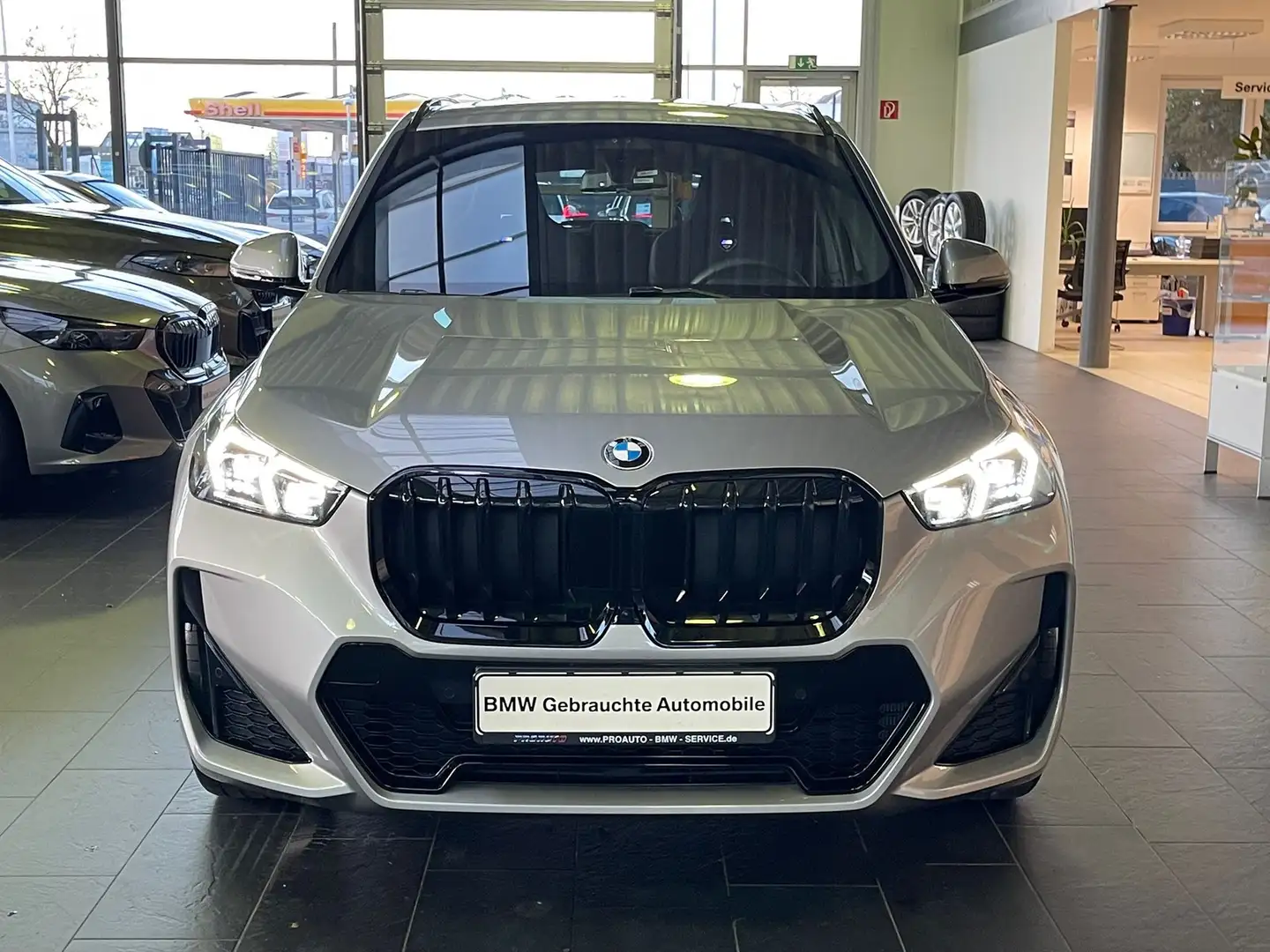 BMW X1 18i sDrive M Sport Pro AHK/Pano/M-Sitze/360°/HUD/1 Silber - 2