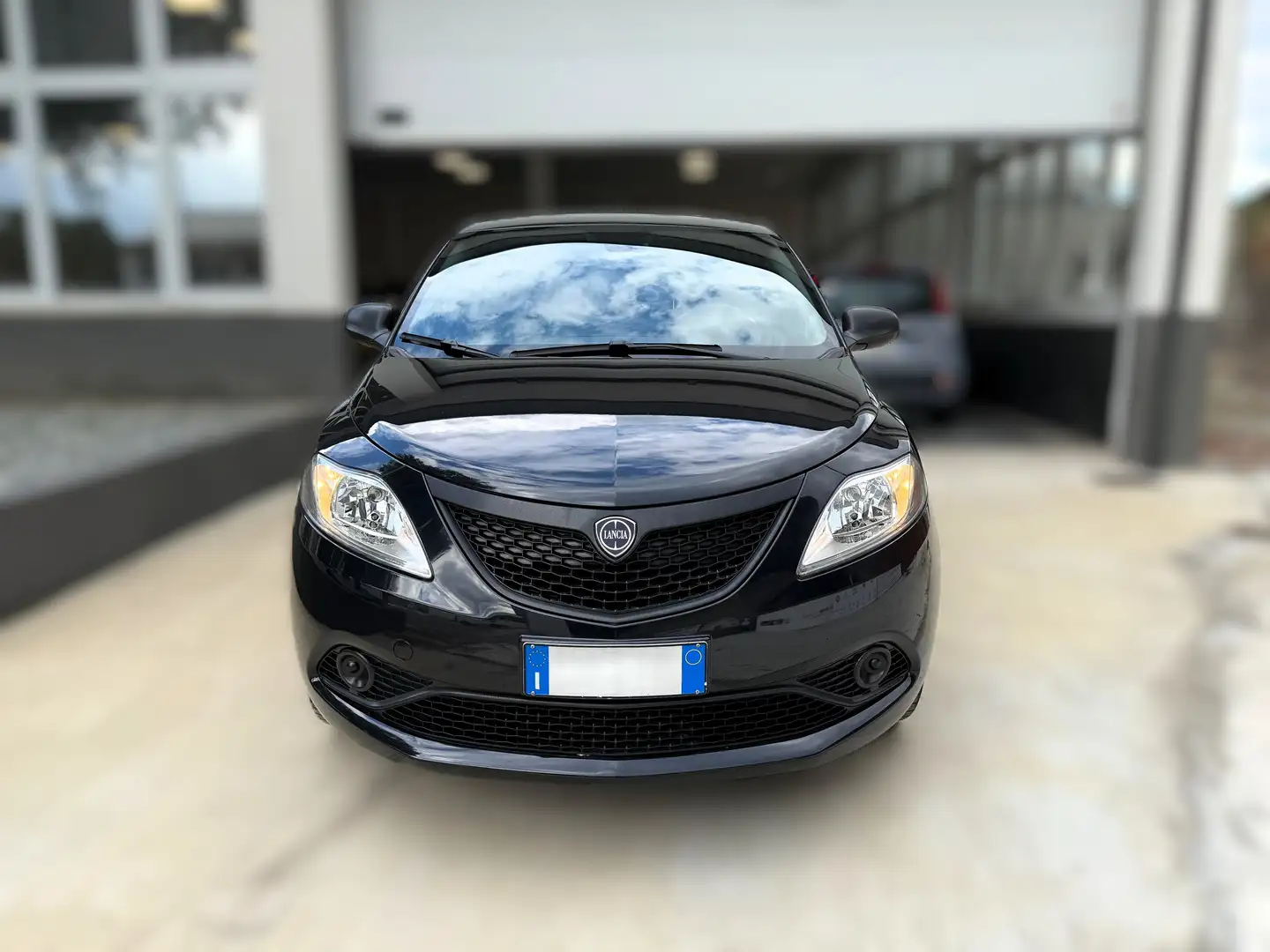 Lancia Ypsilon 1.2 SILVER Ecochic GPL DALLA CASA Чорний - 2