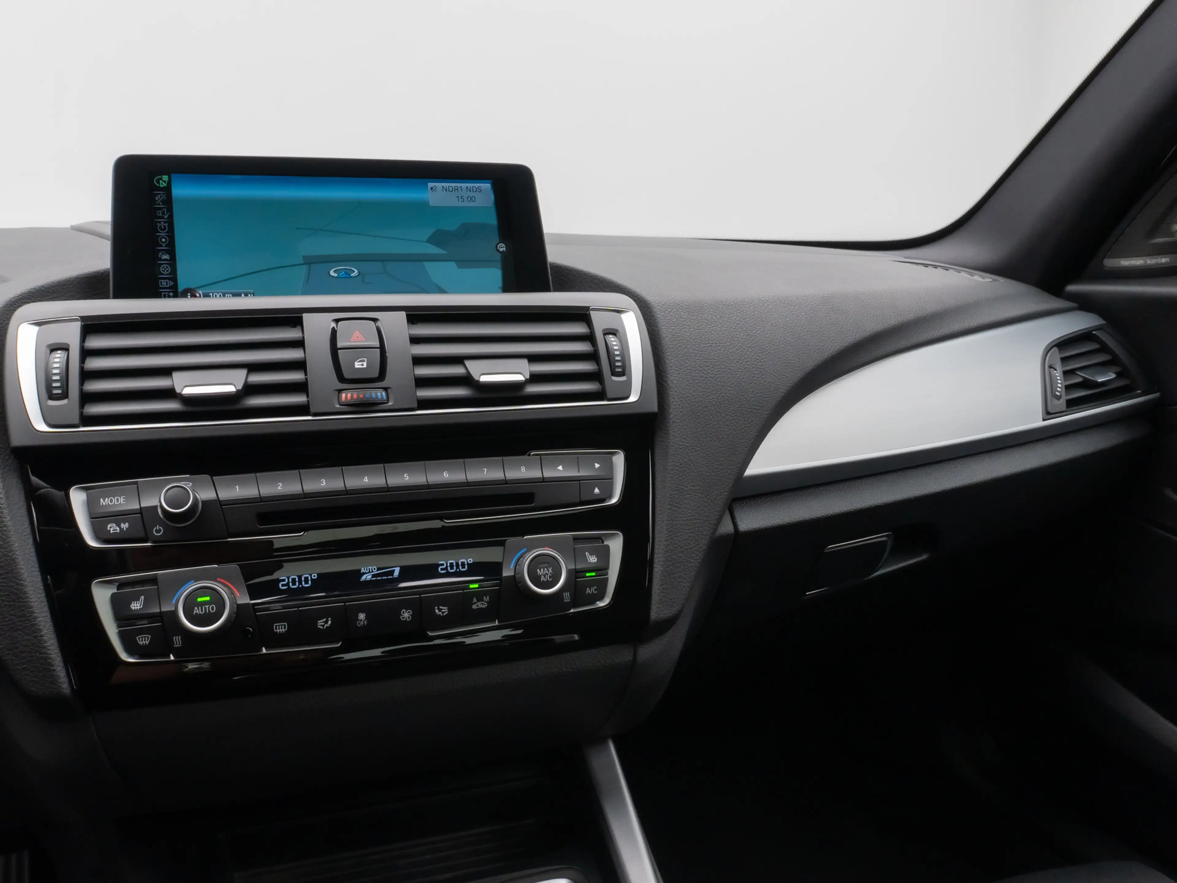 BMW 120 Sport Line Glasdach H K PDC LED Komfort — photo 21