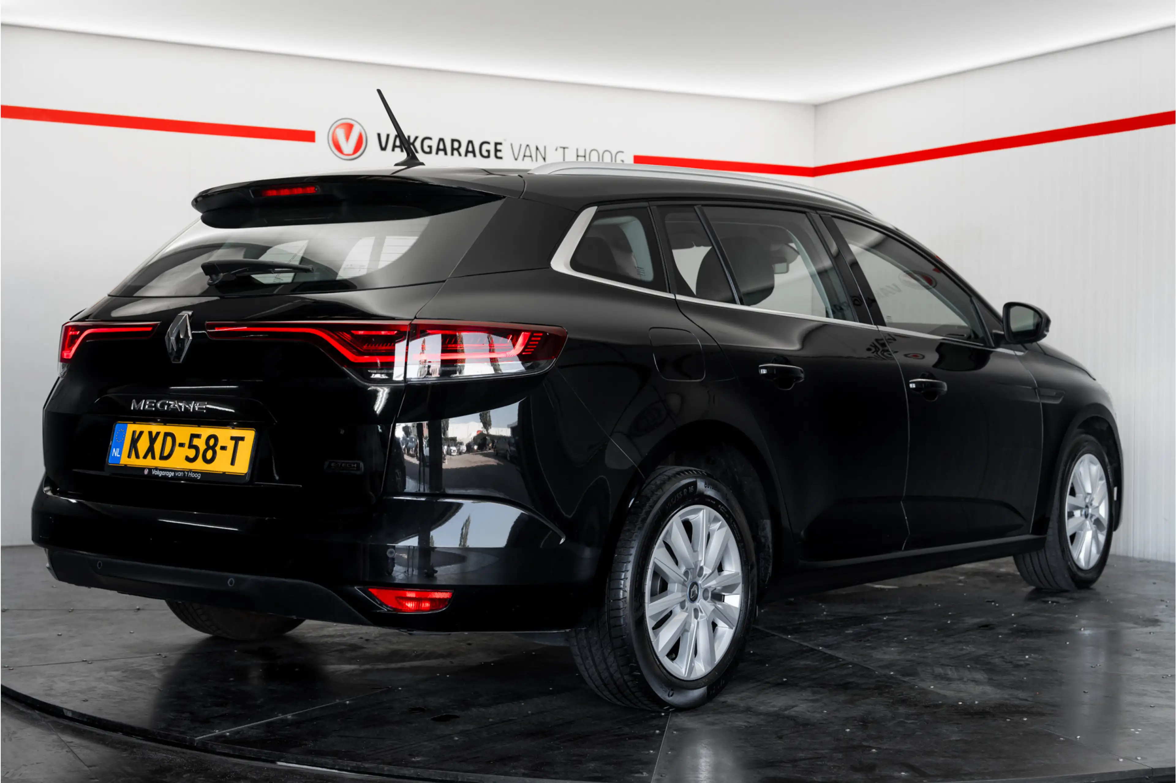 Renault Megane E-Tech Estate 1.6 Plug-In Hybrid 160 Equilibre — photo 8