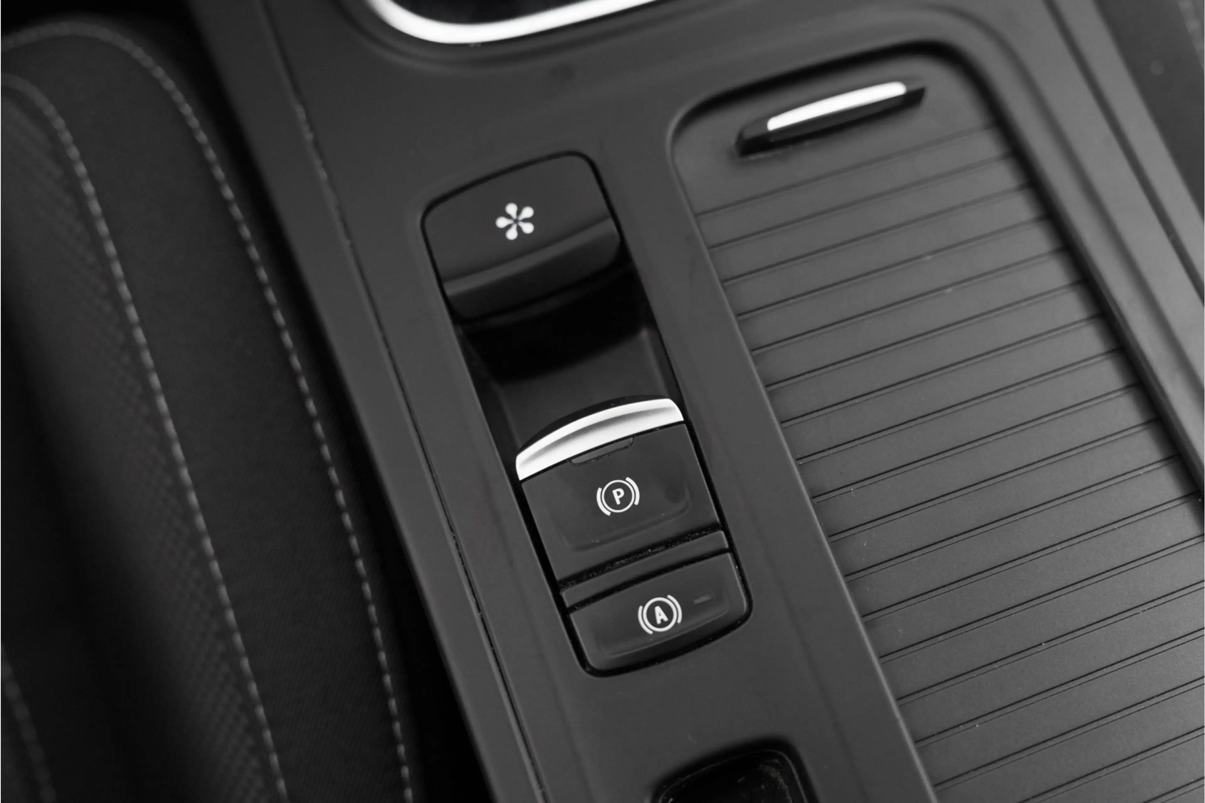 Renault Megane E-Tech Estate 1.6 Plug-In Hybrid 160 Equilibre — photo 16