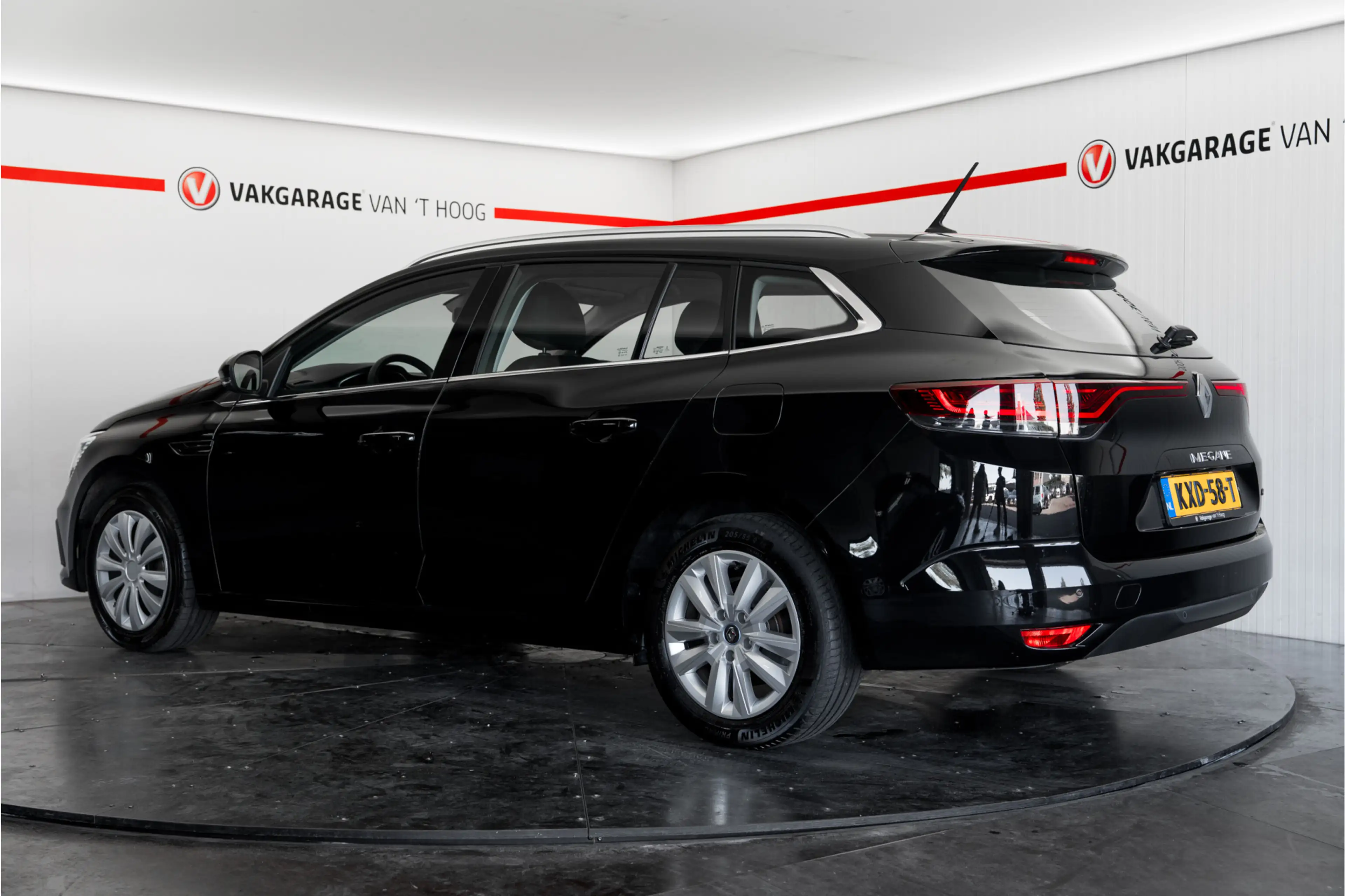 Renault Megane E-Tech Estate 1.6 Plug-In Hybrid 160 Equilibre — photo 12