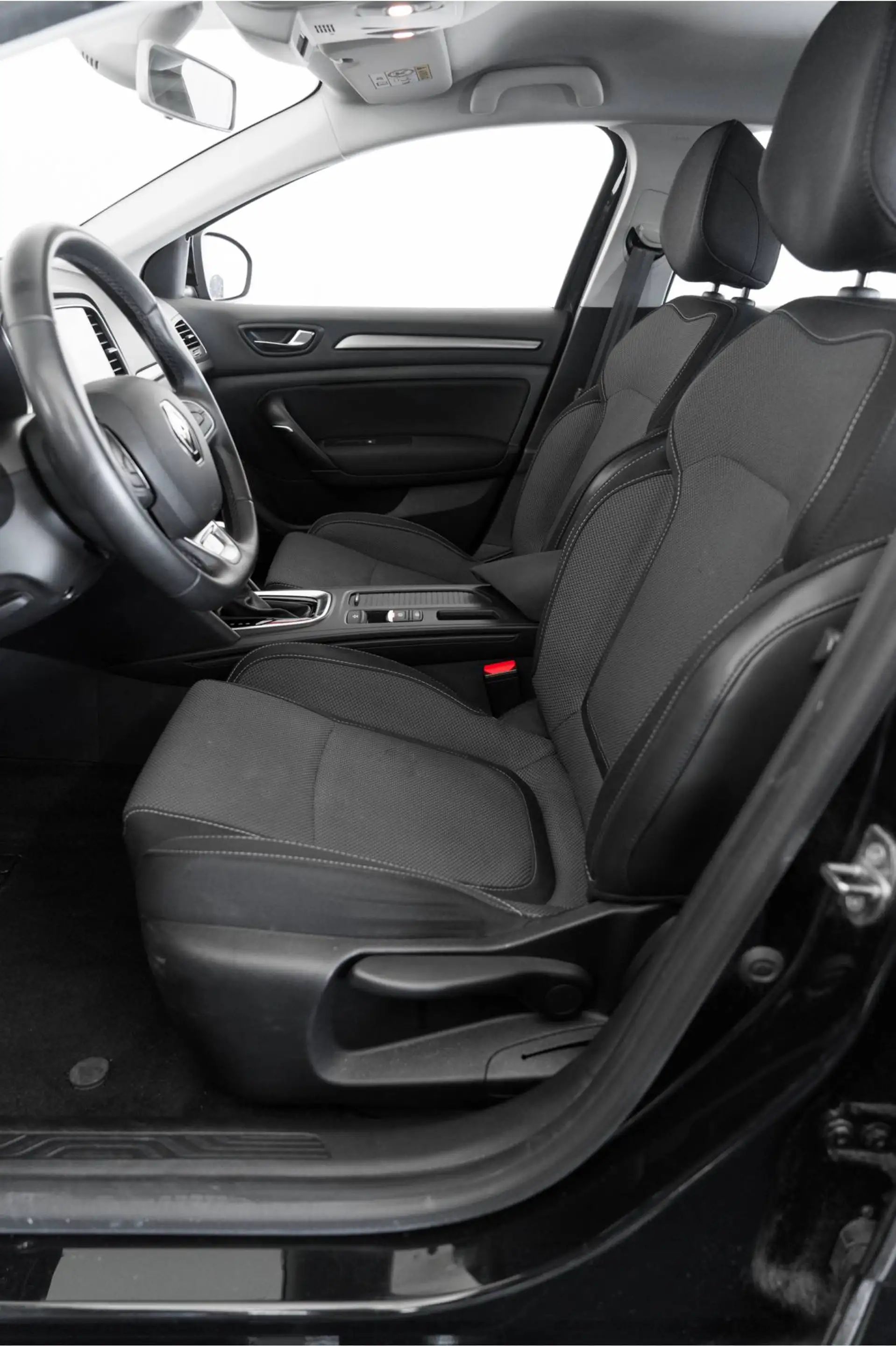 Renault Megane E-Tech Estate 1.6 Plug-In Hybrid 160 Equilibre — photo 18