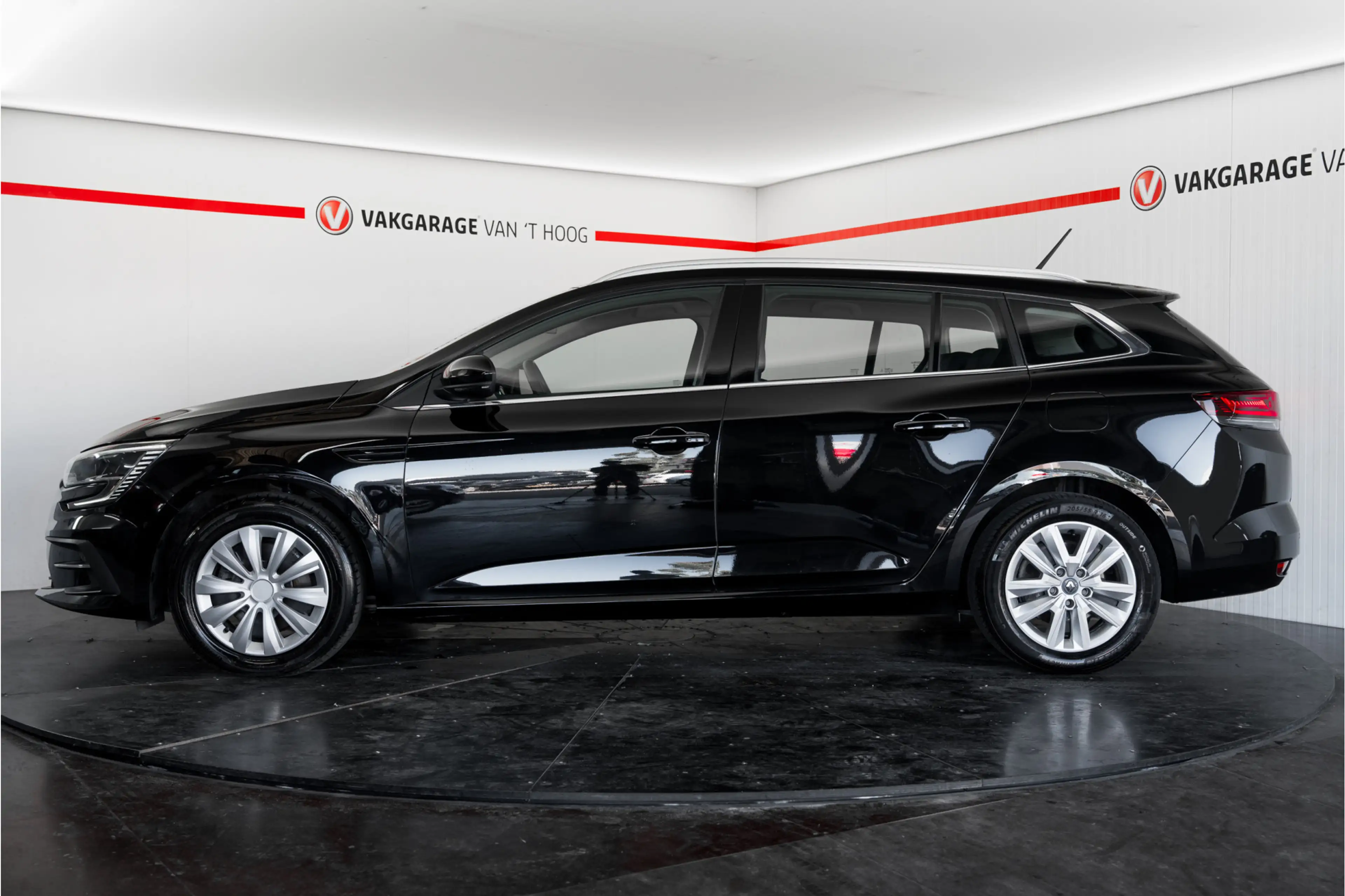 Renault Megane E-Tech Estate 1.6 Plug-In Hybrid 160 Equilibre — photo 13