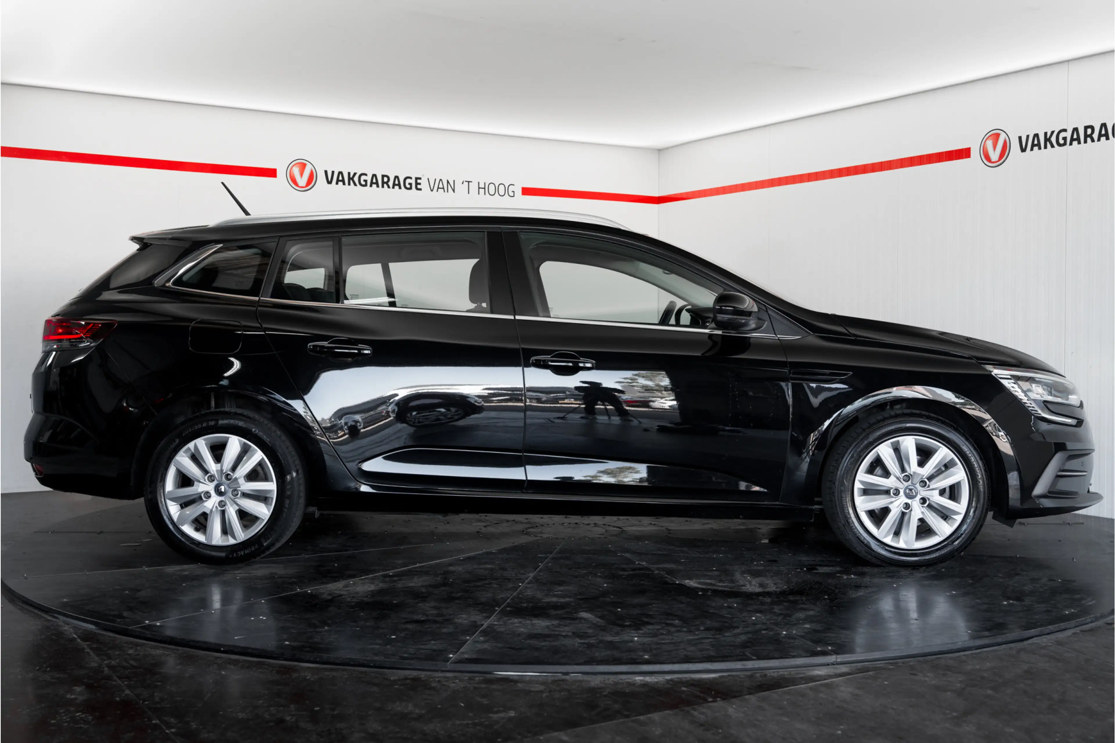 Renault Megane E-Tech Estate 1.6 Plug-In Hybrid 160 Equilibre — photo 7