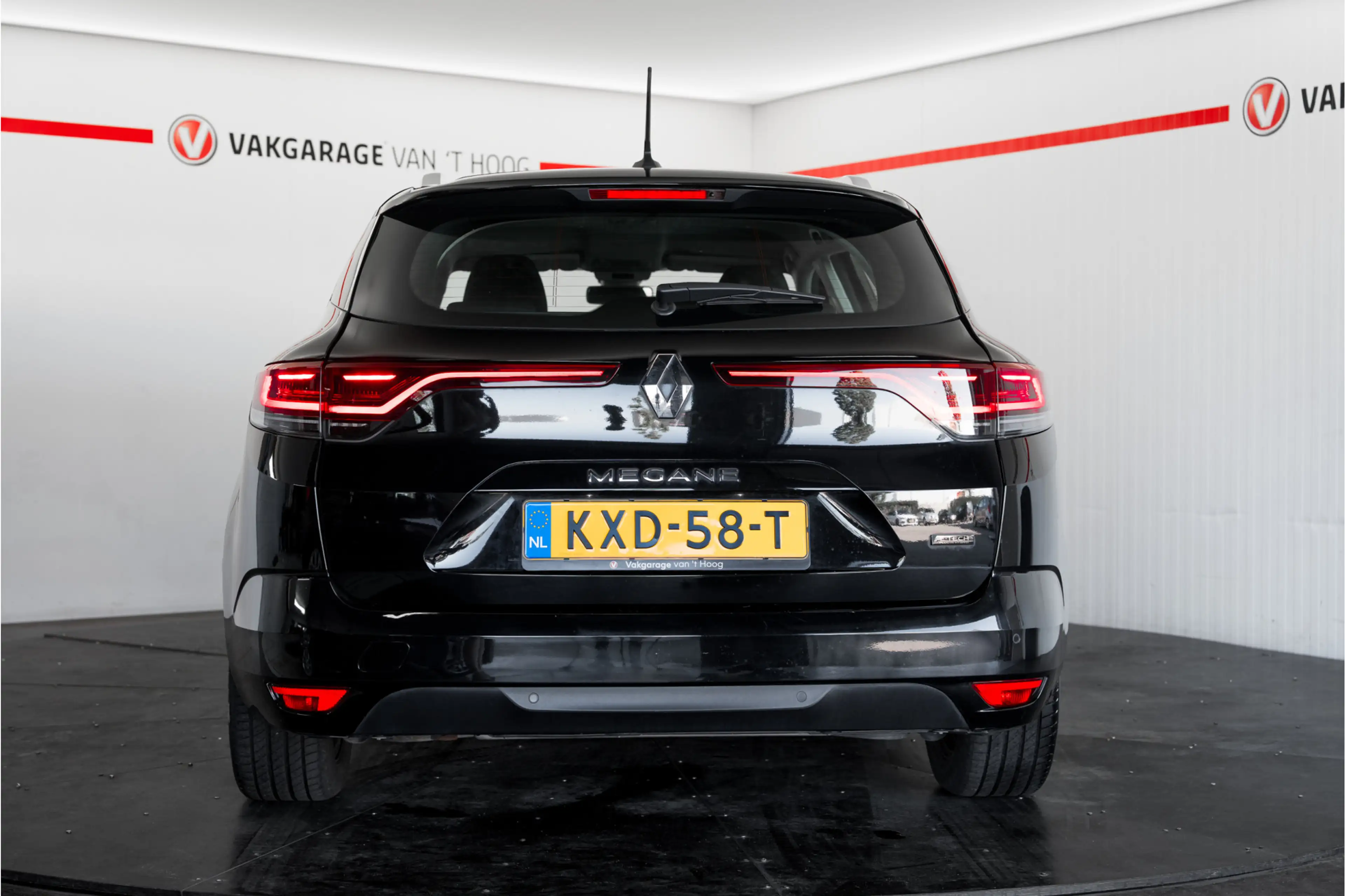 Renault Megane E-Tech Estate 1.6 Plug-In Hybrid 160 Equilibre — photo 10