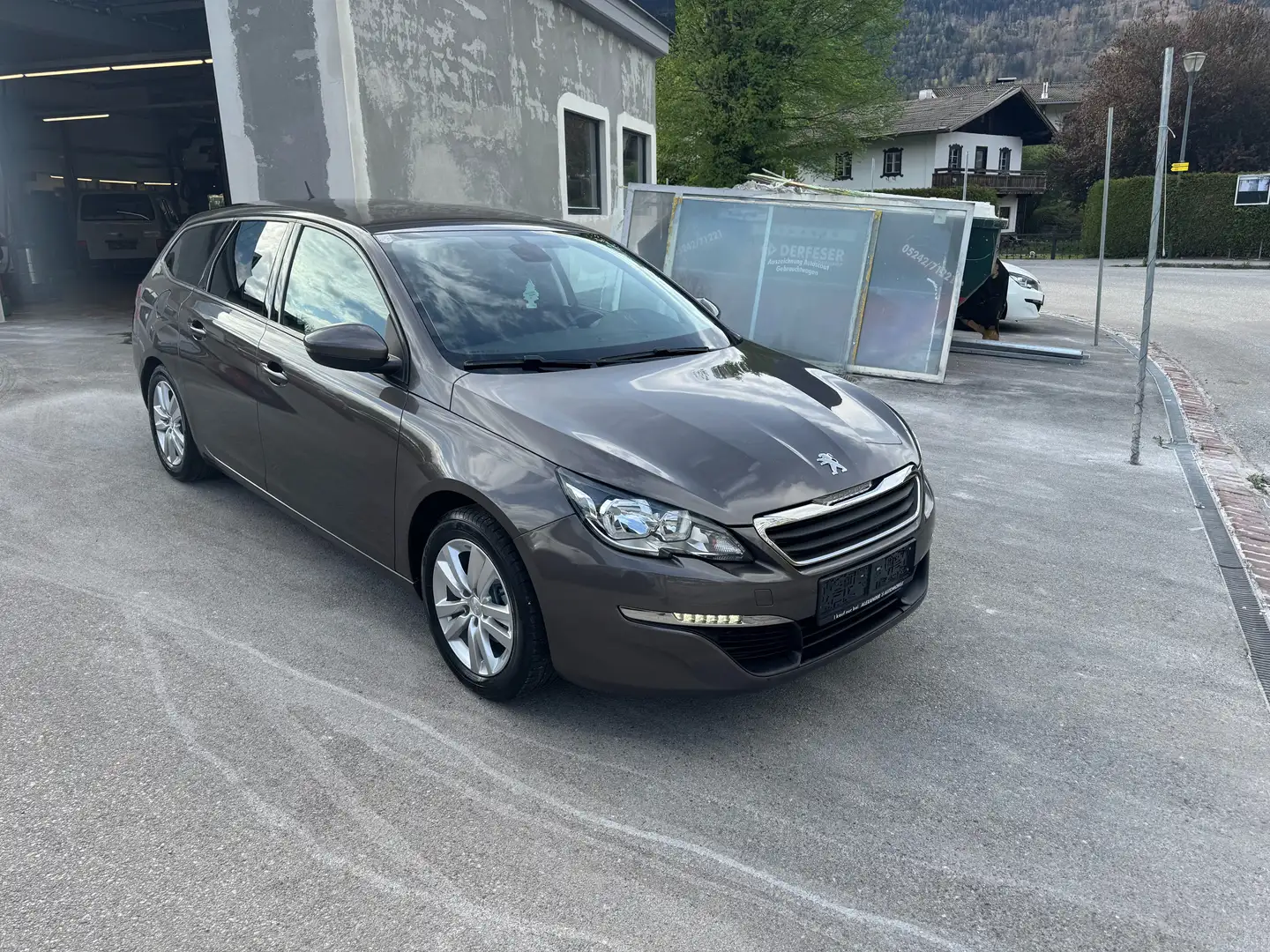 Peugeot 308 SW 1,2 PureTech Active S Braun - 1