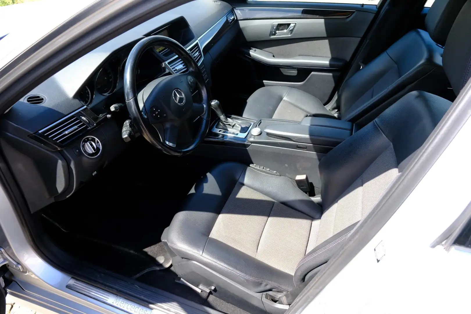 Mercedes-Benz E 200 Estate CGI 184pk Avantgarde Aut. Xenon|Pano|Half L Šedá - 2