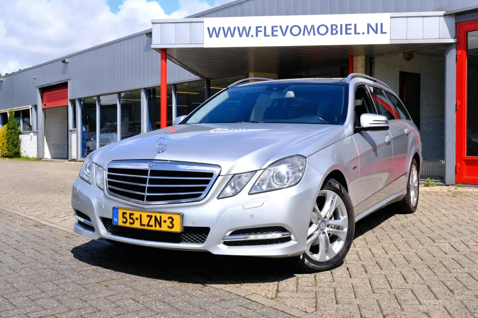 Mercedes-Benz E 200 Estate CGI 184pk Avantgarde Aut. Xenon|Pano|Half L Šedá - 1
