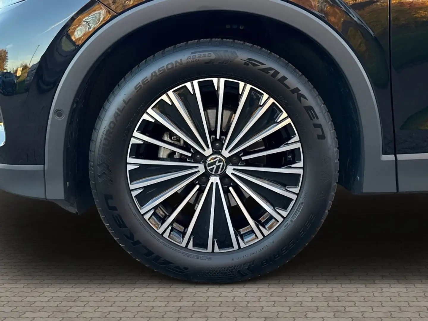 Volkswagen Tiguan 110 kW EU6e 1.5 eTSI Elegance LED LM Felgen Telefo Schwarz - 2