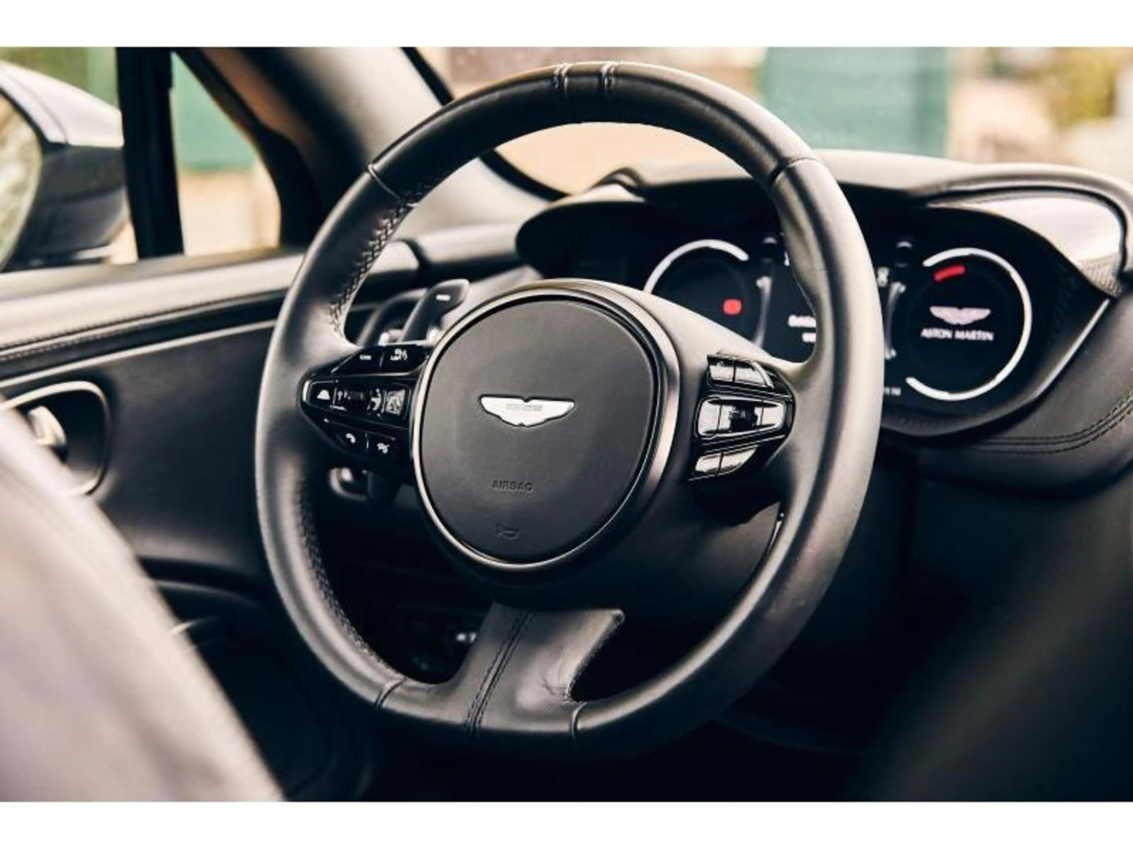 Aston Martin DBX — photo 5