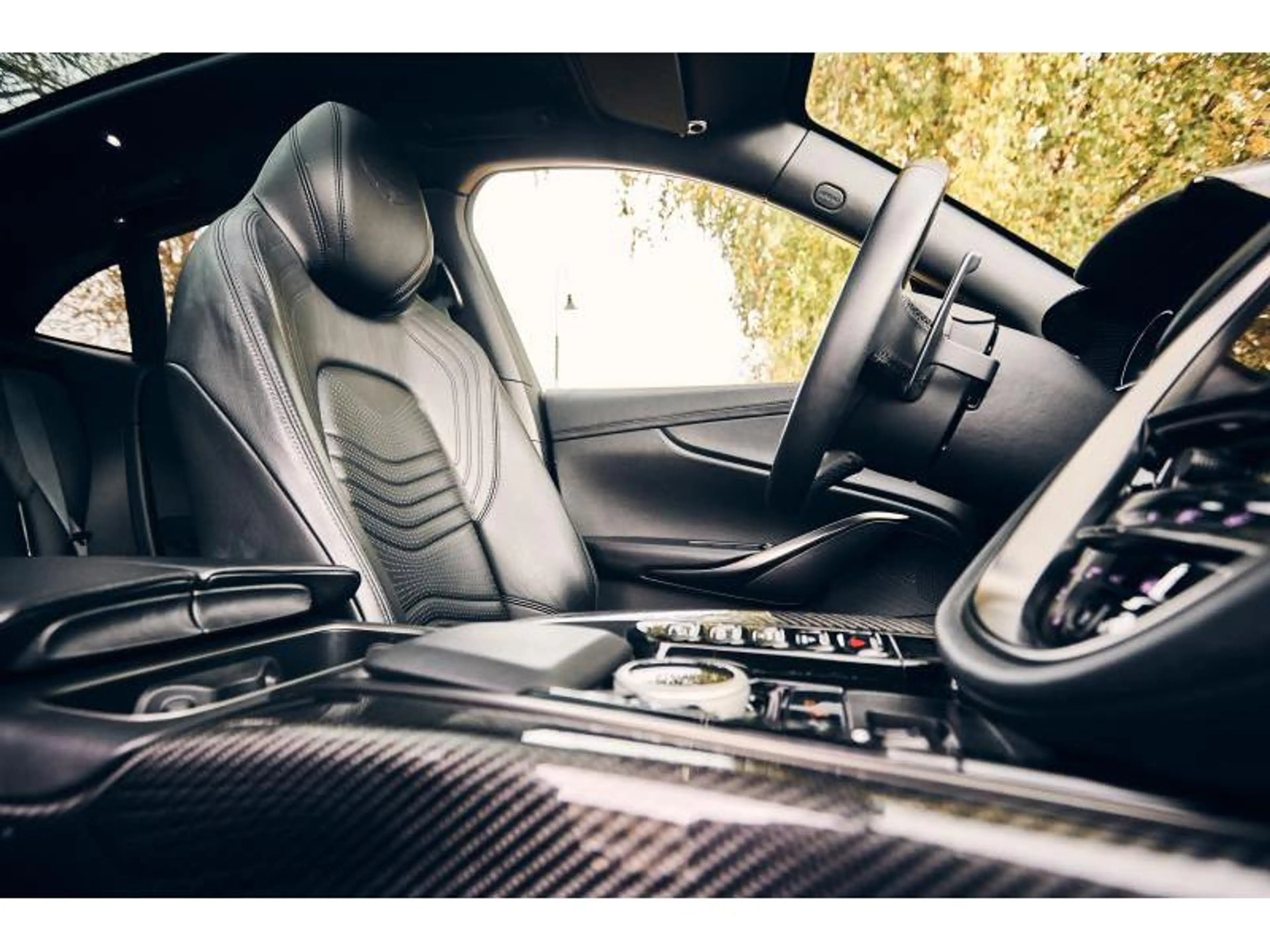 Aston Martin DBX — photo 9