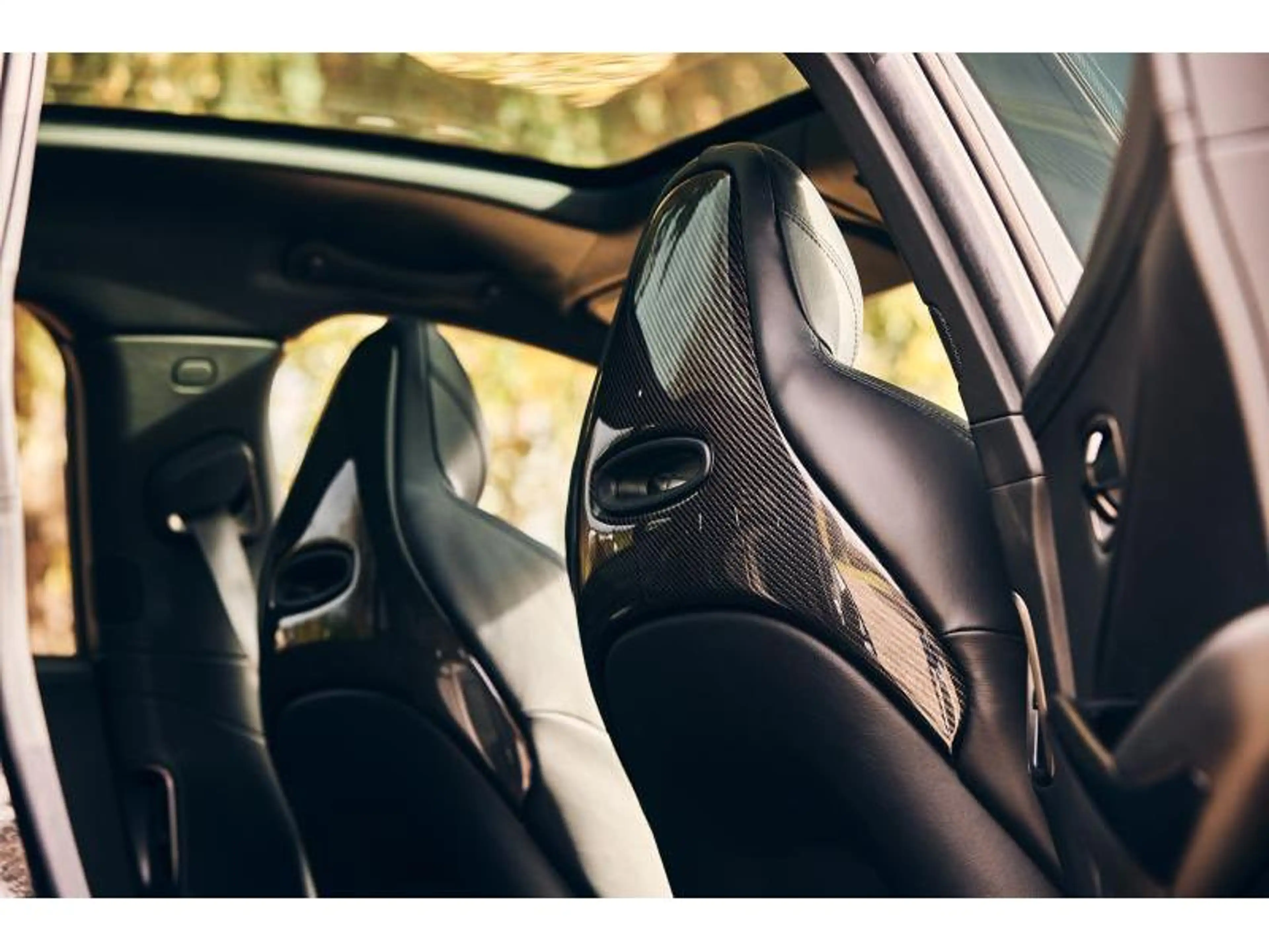 Aston Martin DBX — photo 4