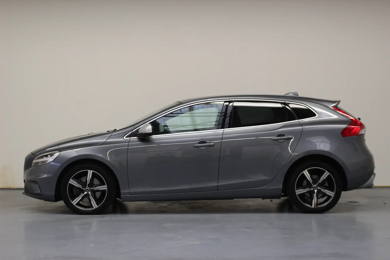 Volvo V40 T3 Polar+ Sport Automaat | Rijklaarprijs | Harman Grigio - 2