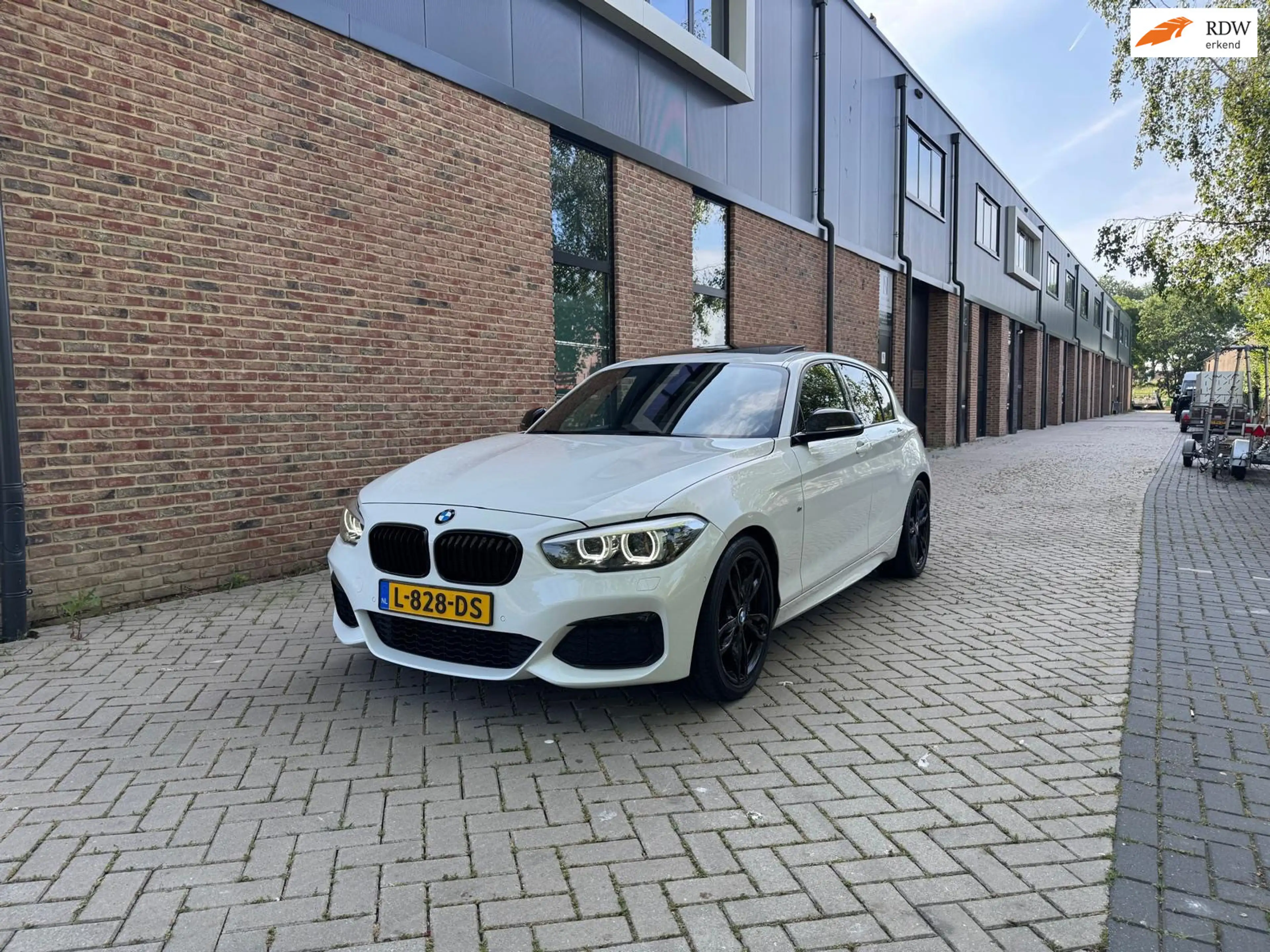 BMW 135 1-serie BMW M135i AUTOMAAT | M-SPORT | SCHUIF-/KAN