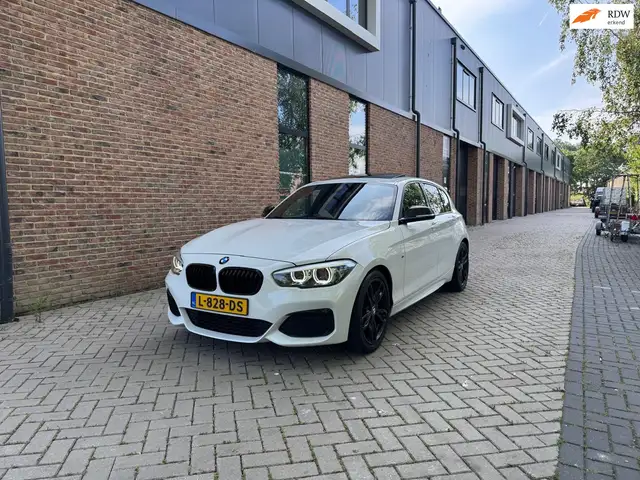 BMW 135 1-serie BMW M135i AUTOMAAT | M-SPORT | SCHUIF-/KAN