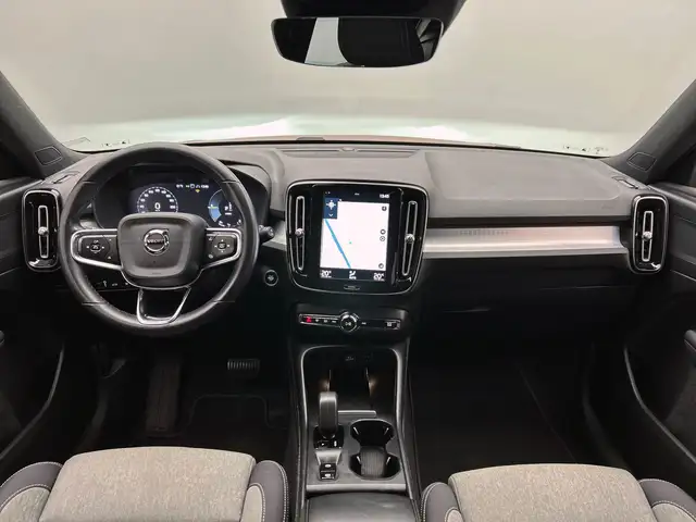 Volvo XC40 view 2