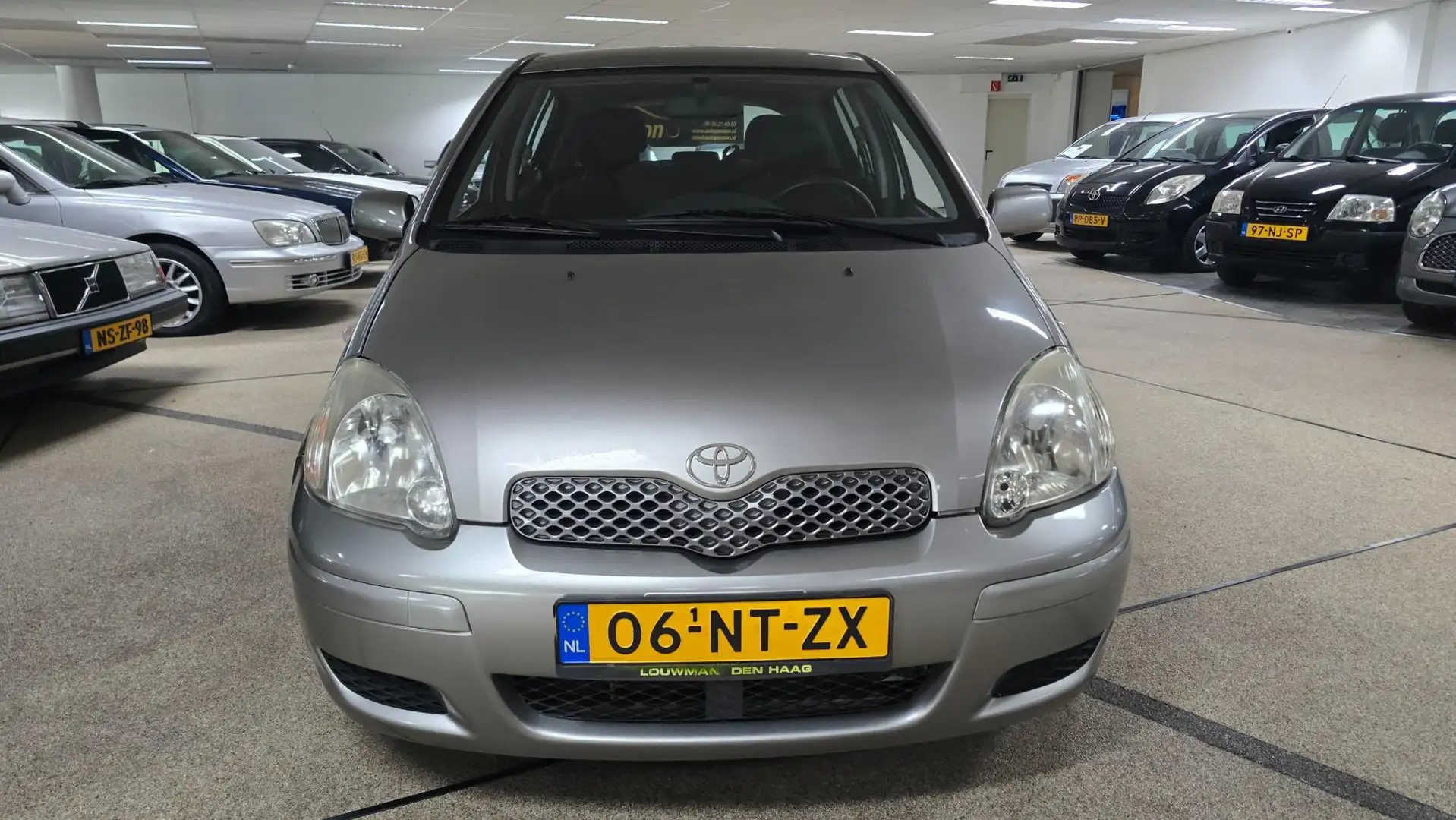 Toyota Yaris 1.3 VVT-i Sol. 129.0000dkm. AUTOMAAT!! Nieuwe Apk! Grau - 2
