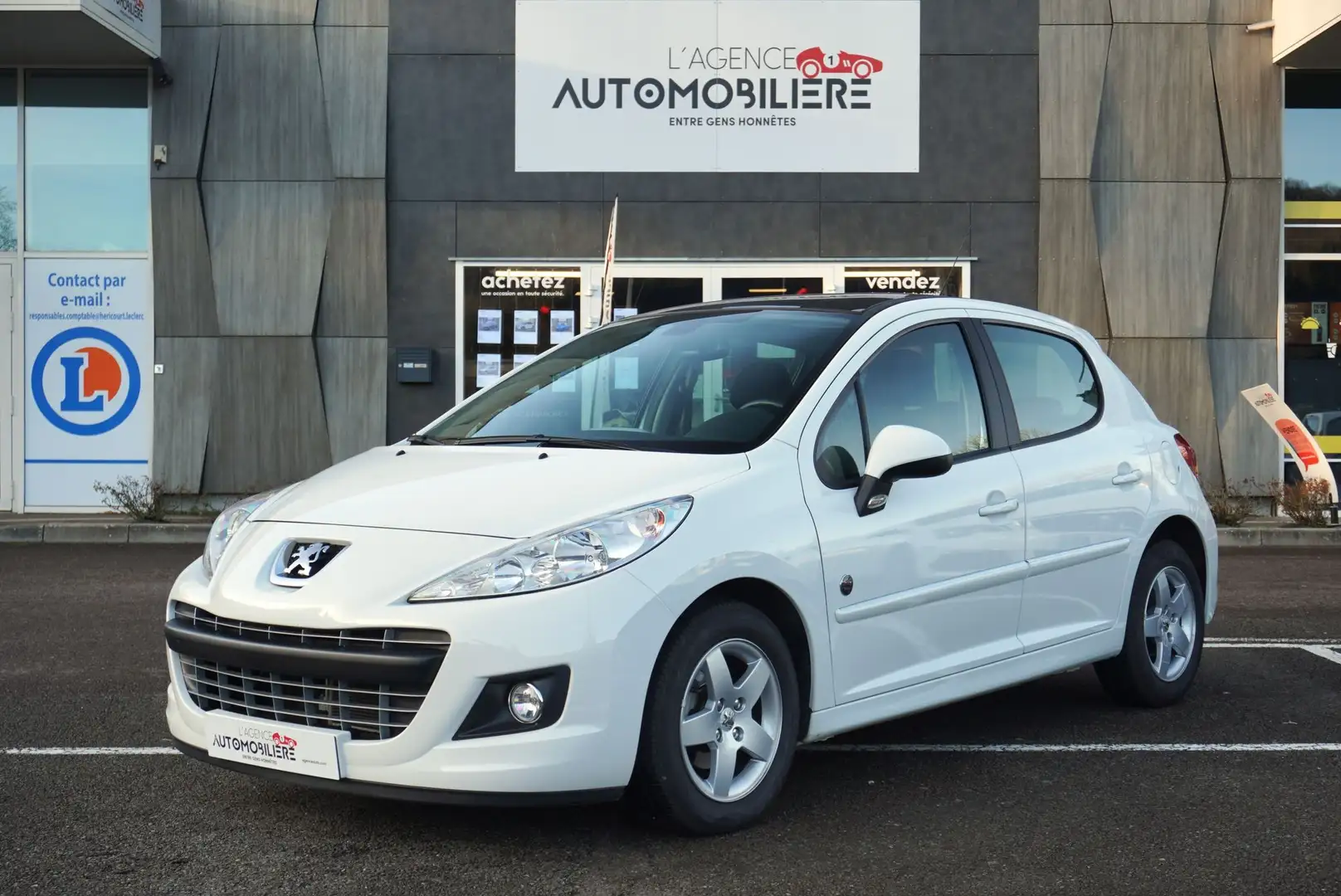 Peugeot 207 1.4 VTI 95 ch Urban Move Toit Panoramique Blanc - 1