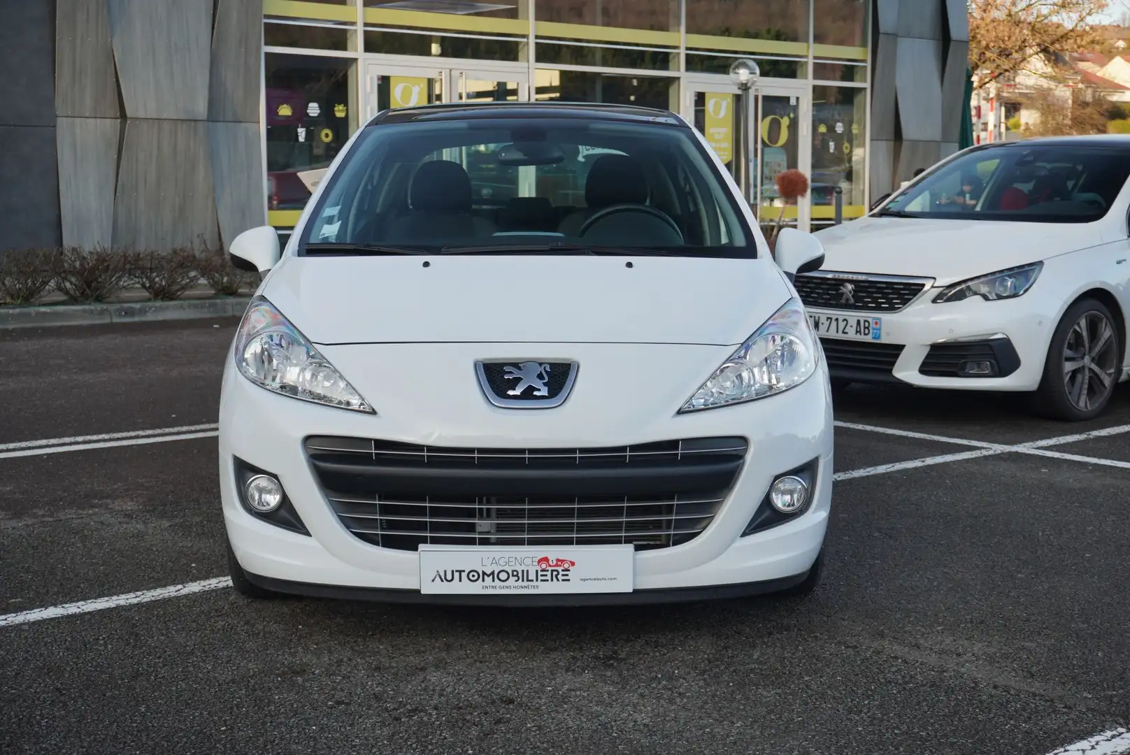 Peugeot 207 1.4 VTI 95 ch Urban Move Toit Panoramique Blanc - 2