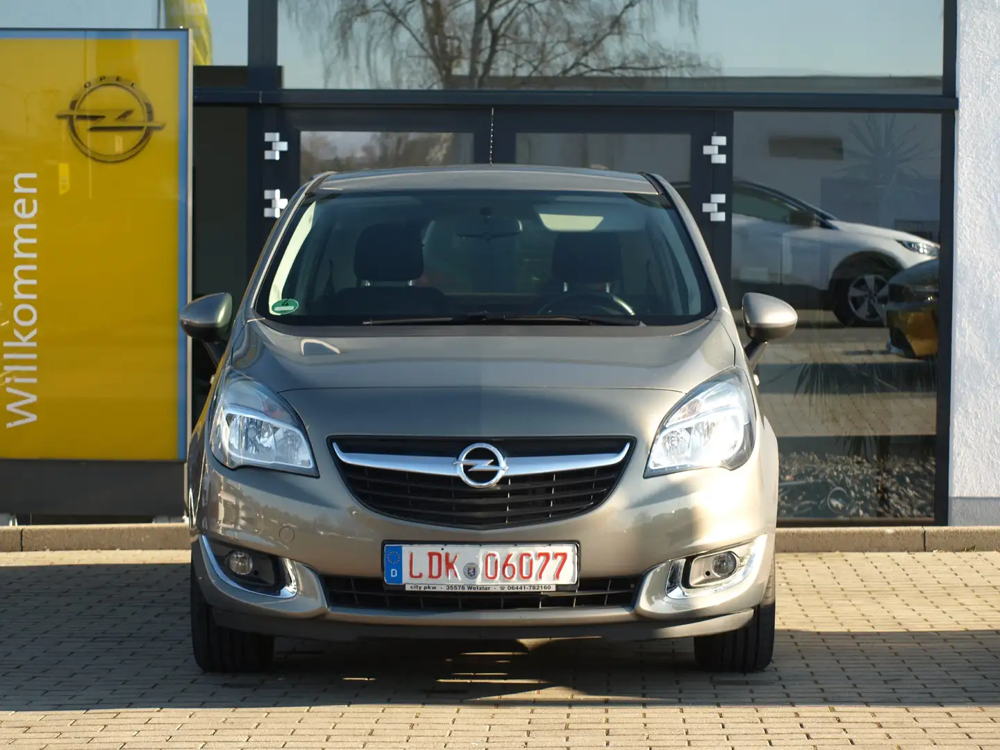 Opel Meriva Van/Kleinbus in Braun gebraucht in Wetzlar für € 9.800
